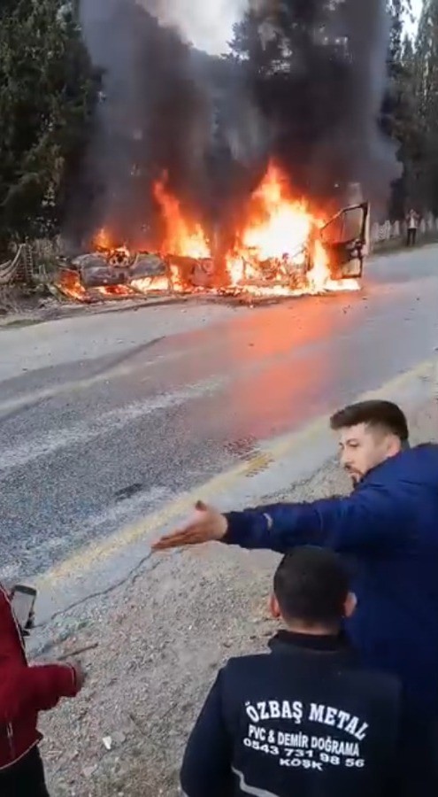 Kafa kafaya çarpışan araçlar çıkan yangında küle döndü