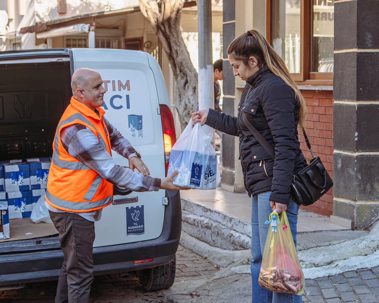 Kuşadası Belediyesi dağıtıyor, minikler sağlıkla büyüyor