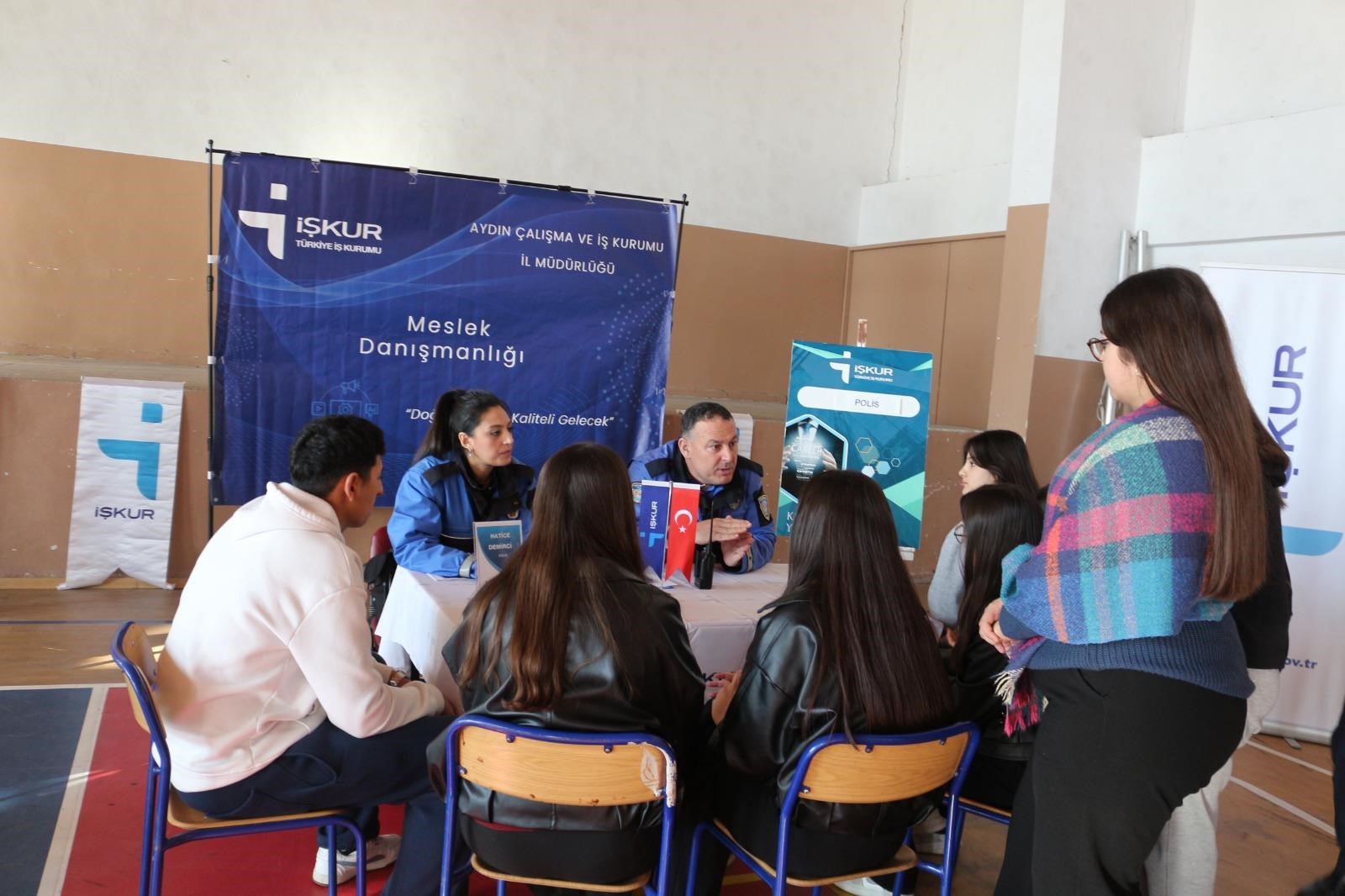 Liseli gençler polisliği tanıdı