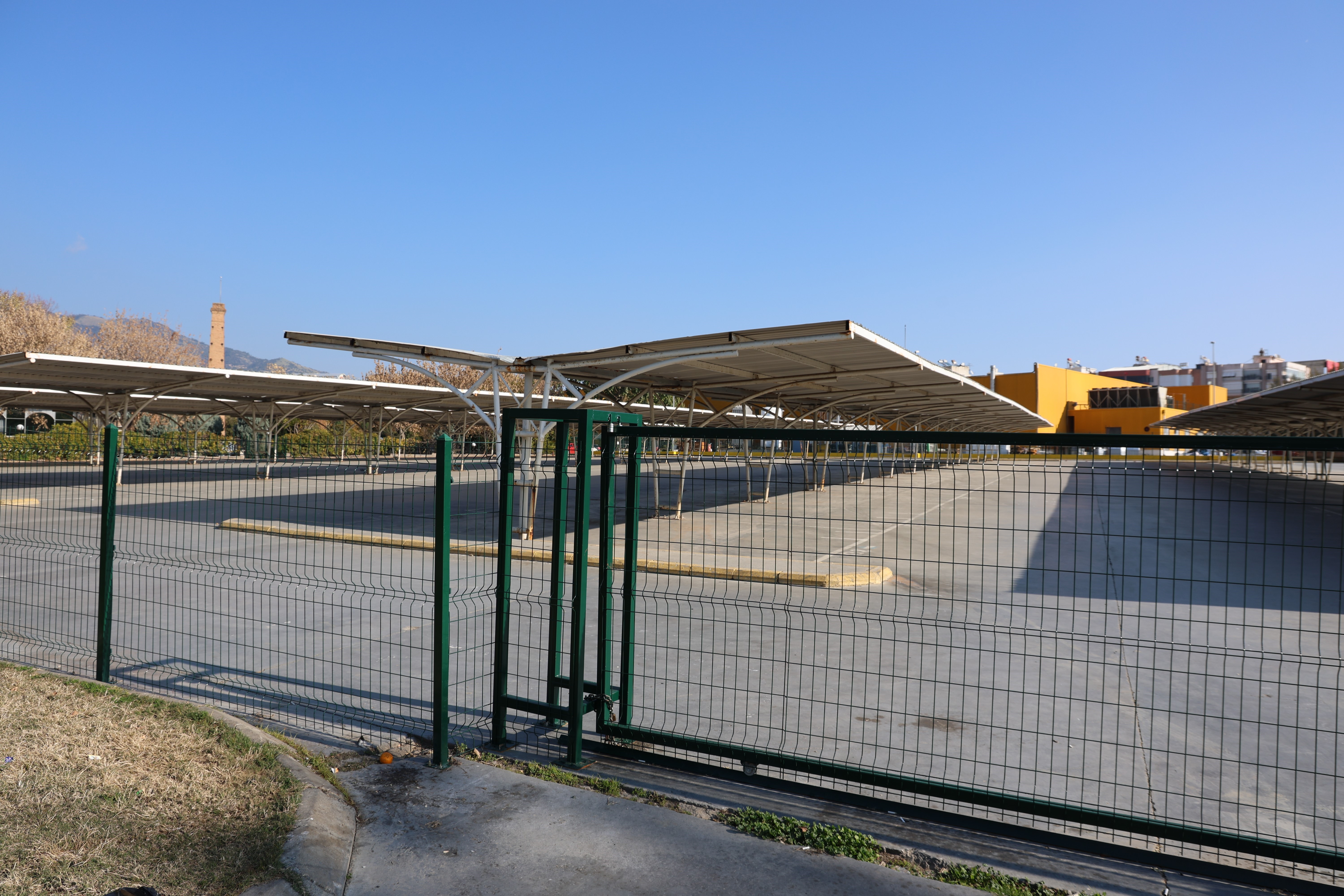 Vatandaşın ücretsiz kullandığı otopark kapatıldı