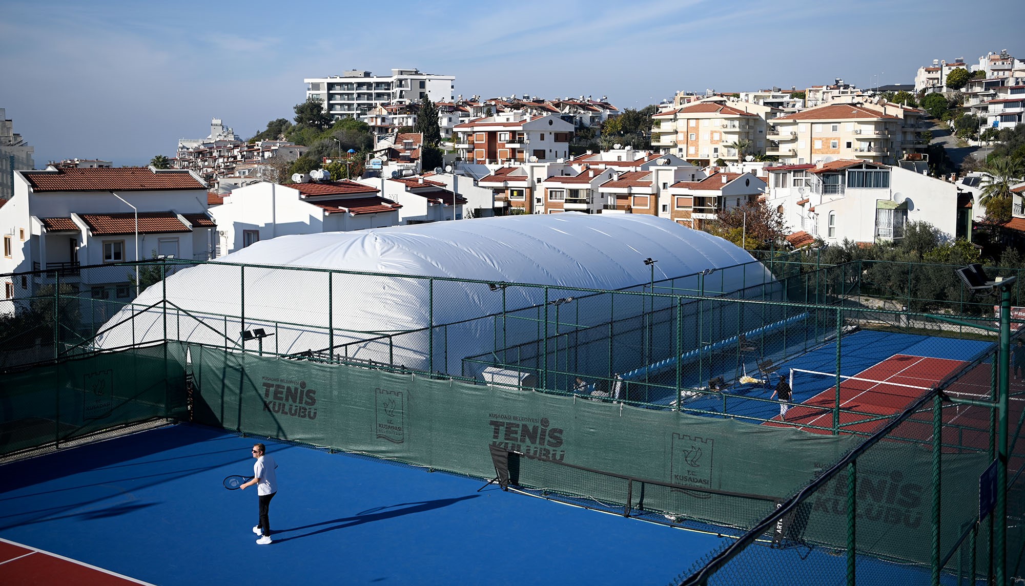 Kuşadası Tenis Kulübü'nde 'balon kort' yapımı tamamlandı