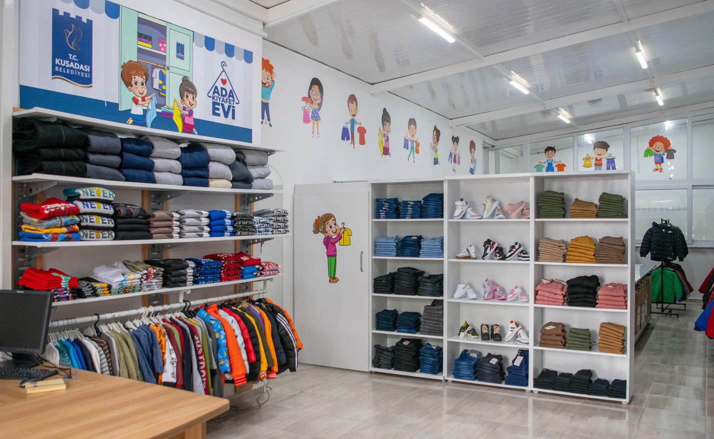 Ada Kıyafet Evi Kuşadası'nda dayanışmanın örneği oluyor