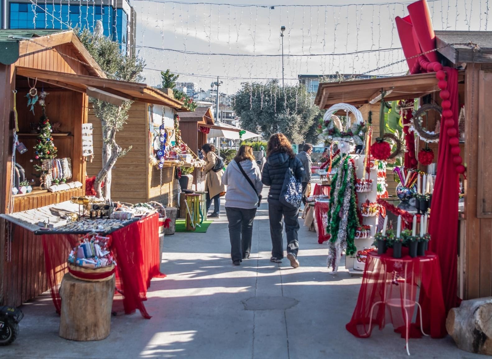Kuşadası'nda kurulan yılbaşı pazarı rengarenk görünümüyle ilgi odağı oldu