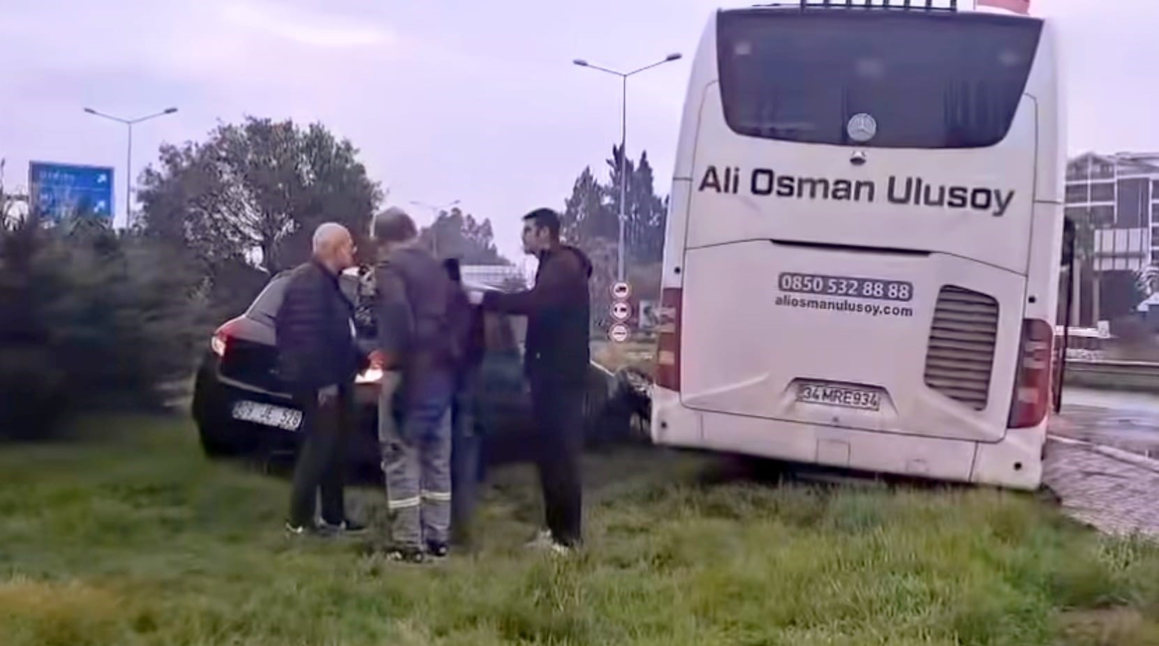 Yolcu otobüsü otomobile çarptı: 1 yaralı