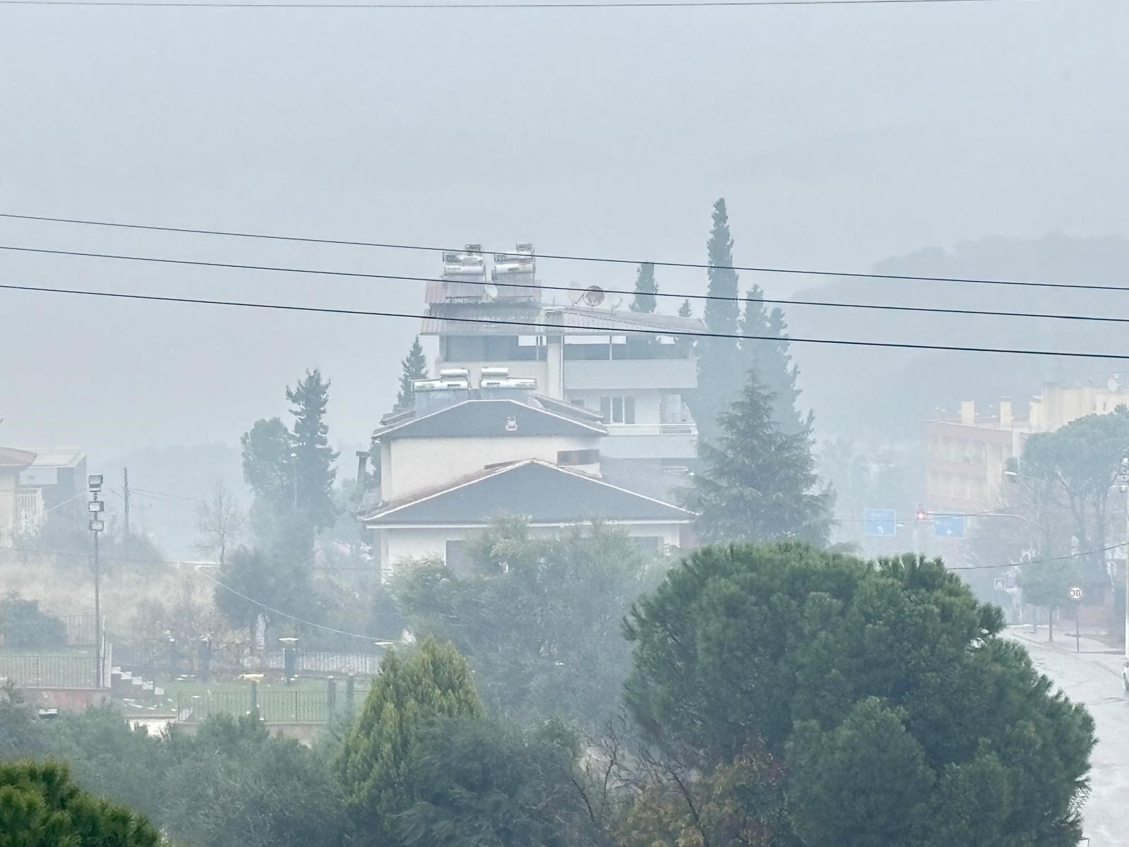 Bozdoğan sise teslim oldu, görüş mesafesi düştü