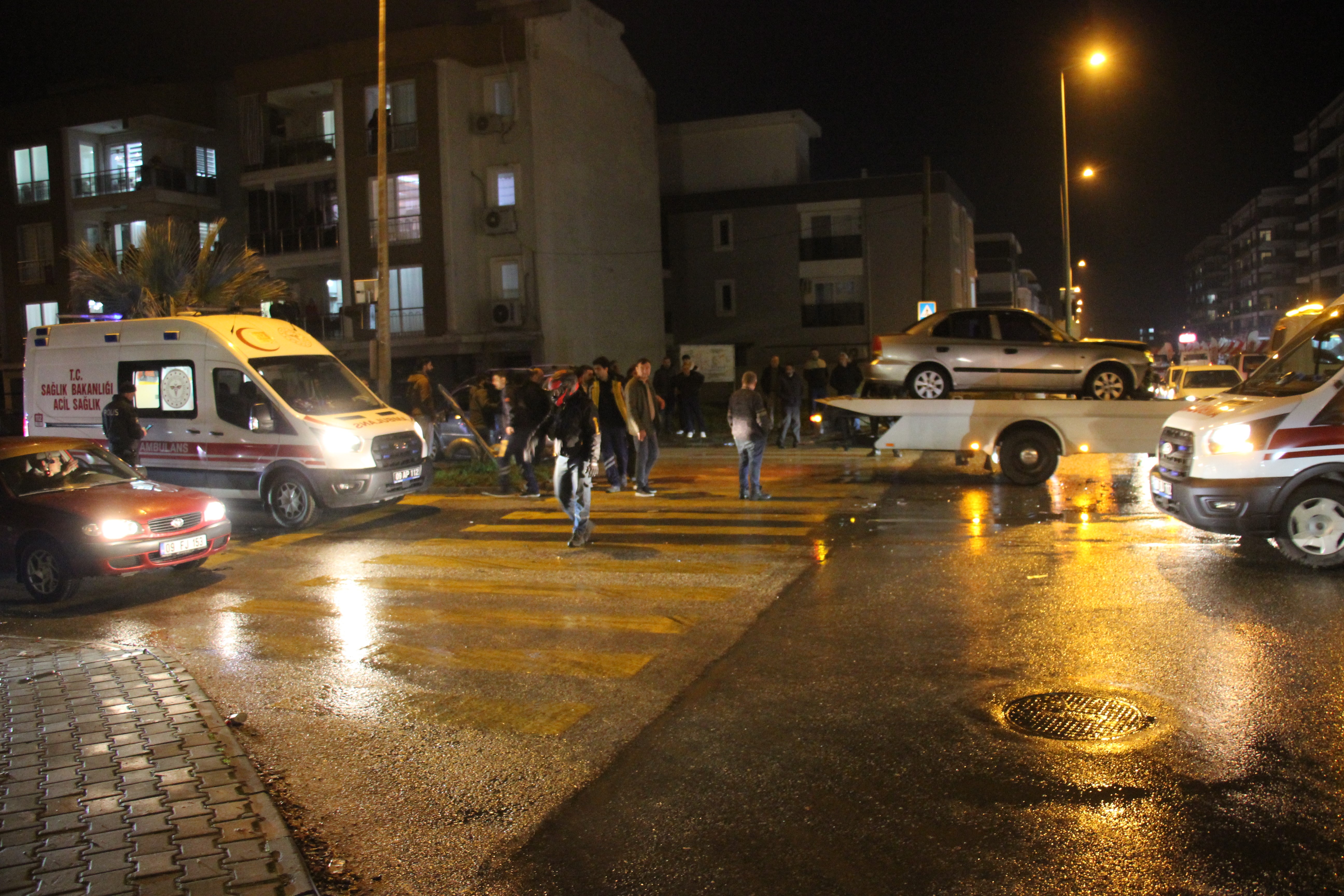 Otomobille çarpışan ticari araç yan yattı: 7 yaralı