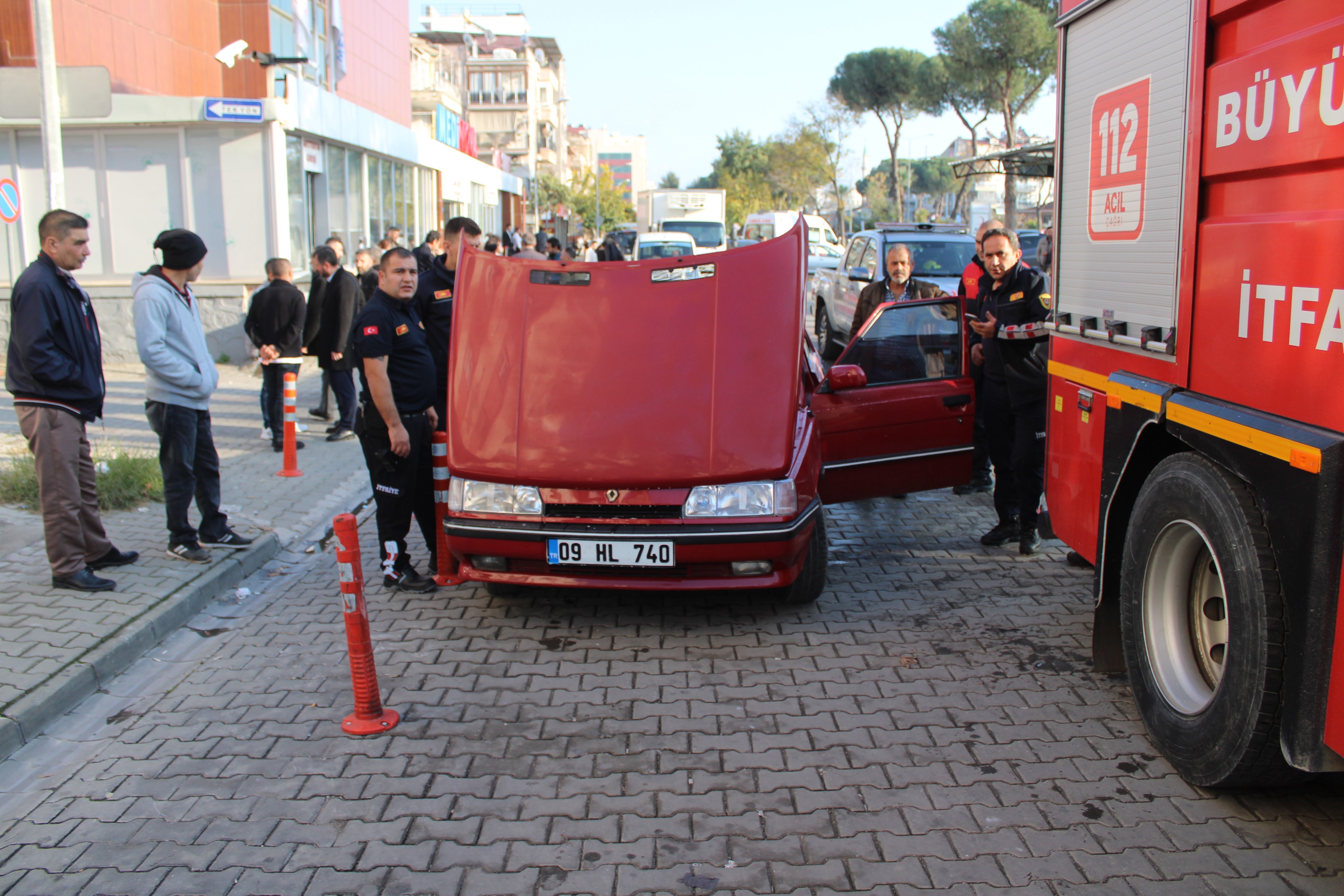 Otomobilden dumanlar yükseldi, ekipler harekete geçti