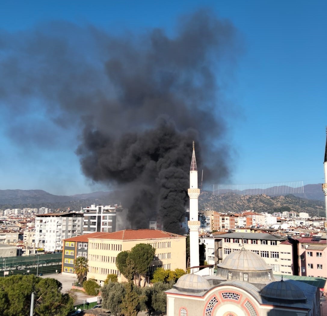 Eski kütüphane binasında yangın