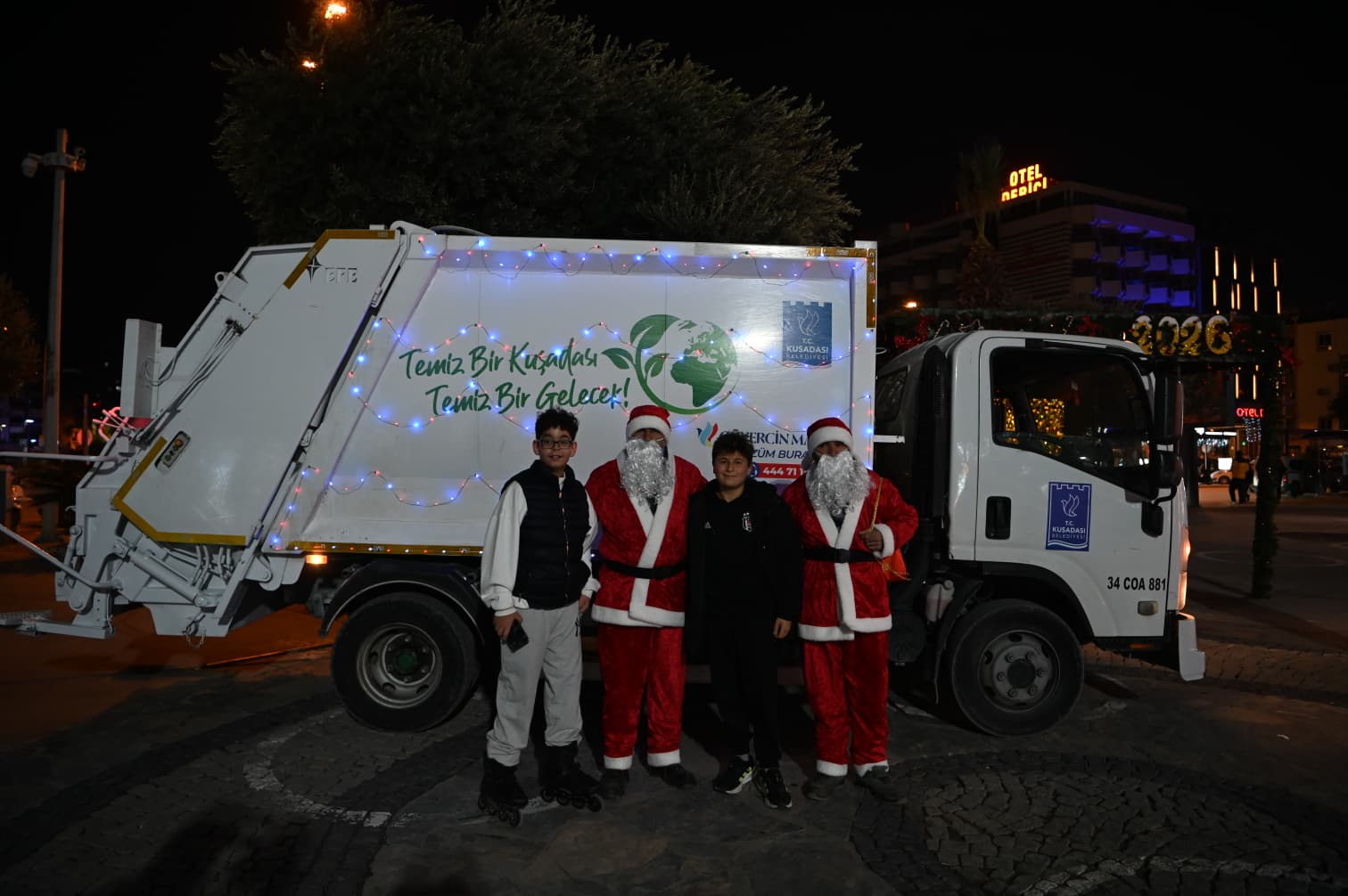Kuşadası’nda yeni yılda Noel Baba’dan çocuklara şeker, büyüklere çevre mesajı