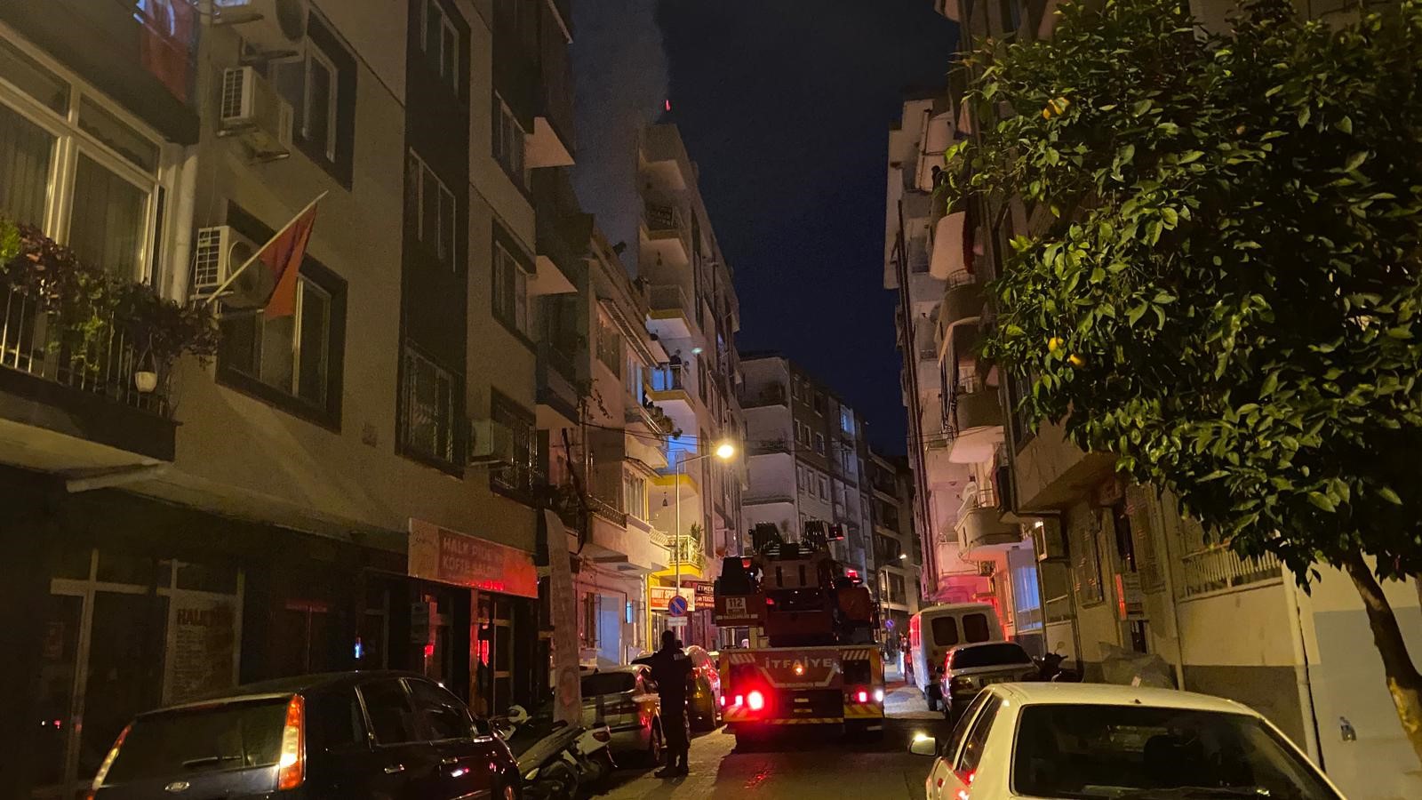 Apartmanın çatısından yükselen yoğun duman ekipleri harekete geçirdi