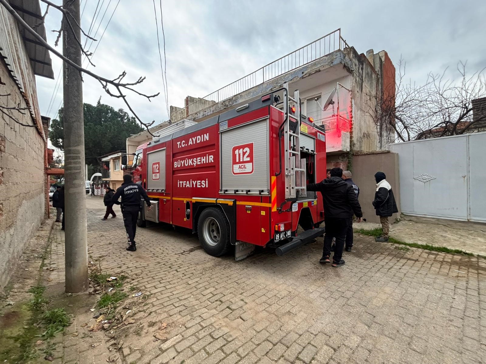 Metruk binada çıkan yangın ekipleri harekete geçirdi