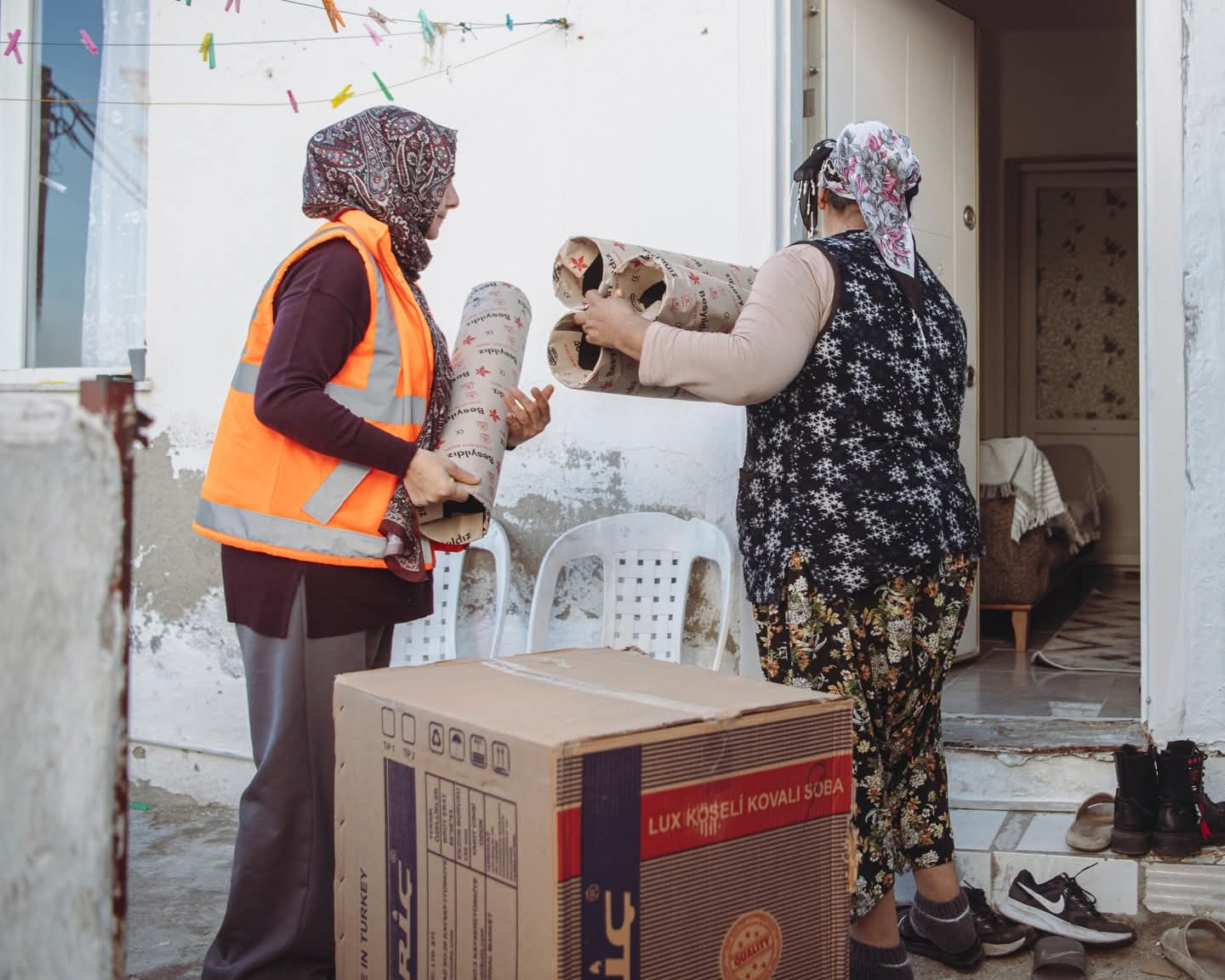 Kuşadası Belediyesi’nin soba yardımı başladı