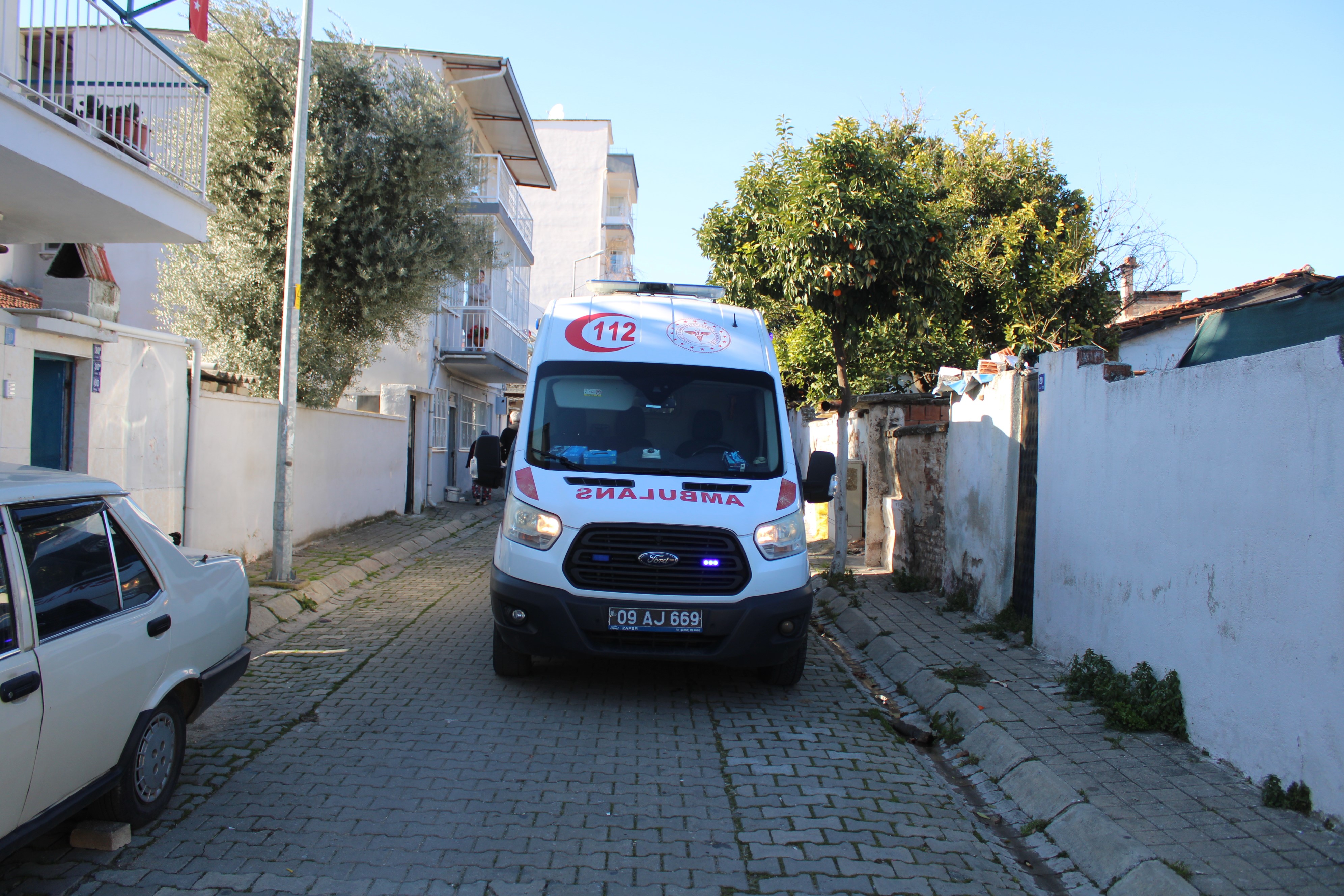 Uyurken kulağına pamuk tıkayınca, ekipler kapıya dayandı