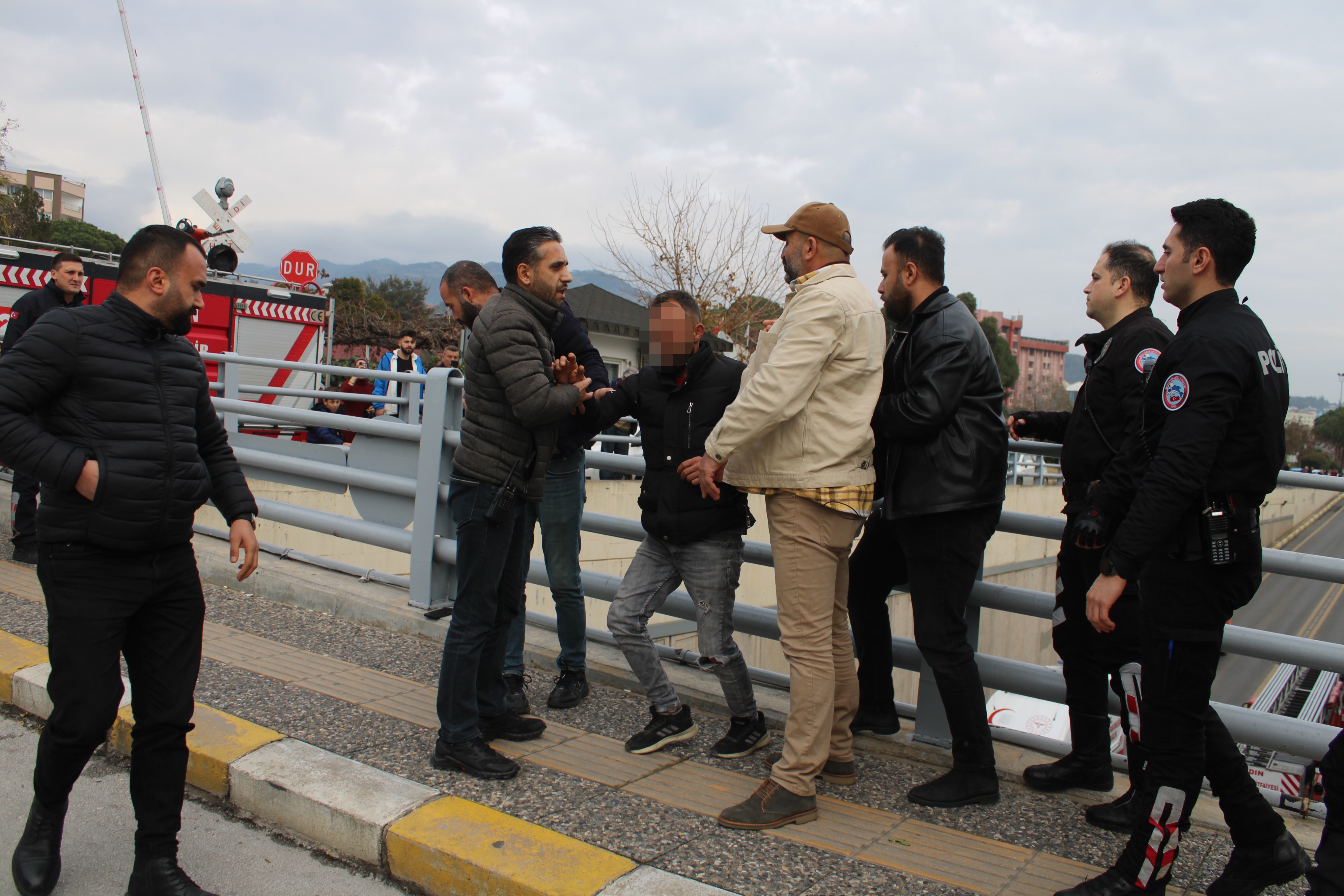 Çocuğunu görmek için alt geçidin üstüne çıkan şahıs ikna edildi