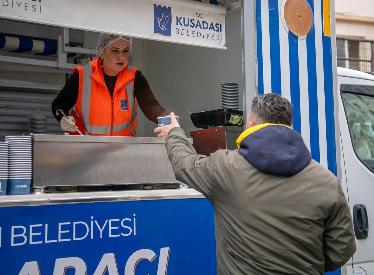 Kuşadası Belediyesi’nin sıcak çorba ikramı başladı