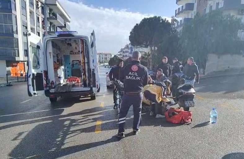 Otomobil ile çarpışan motosiklet sürücüsünün bacağı kırıldı