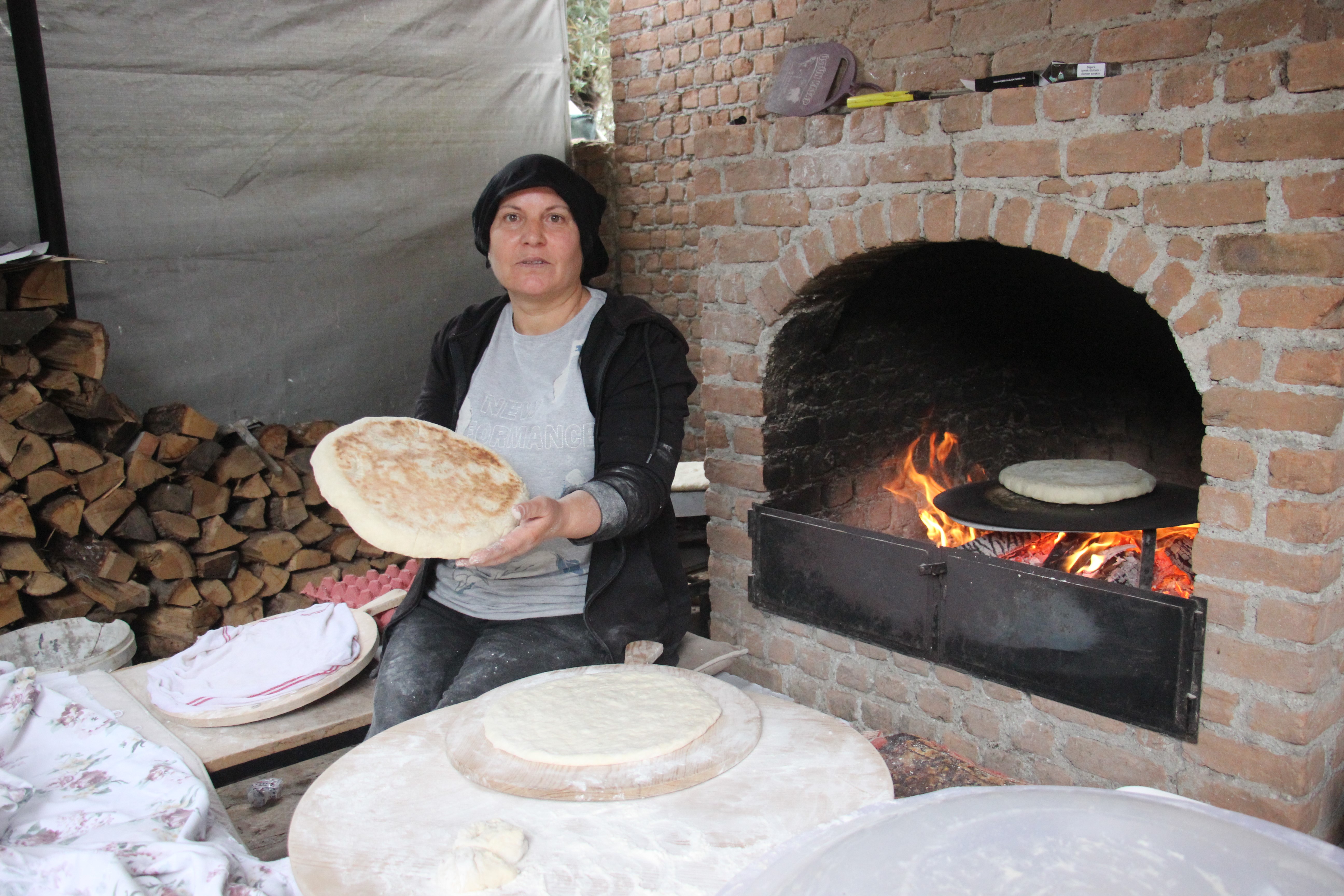 Elinin hamuru ile ekmeğini kazanıyor