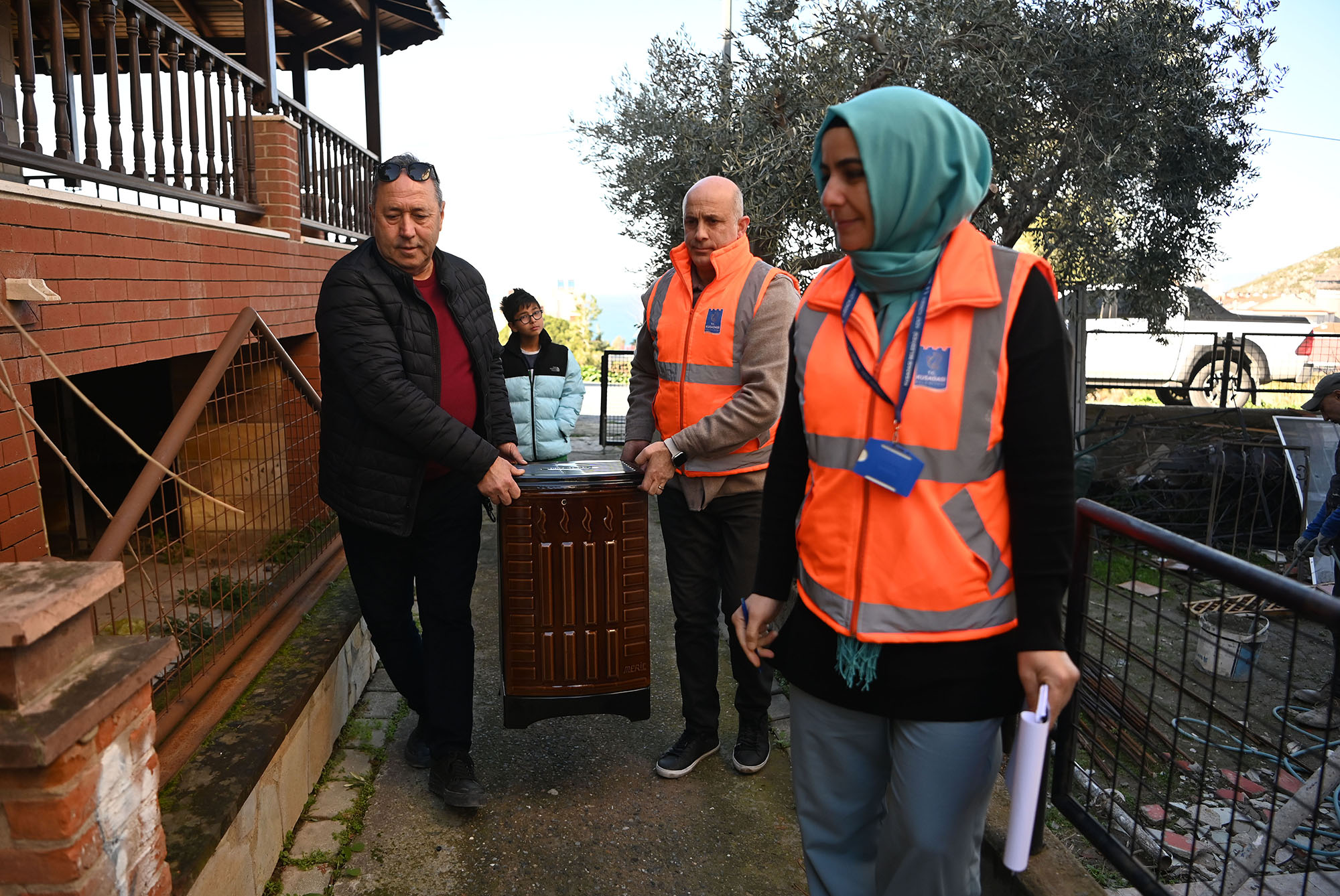 Kuşadası’nda evler ve yürekler dayanışma ile ısınıyor
