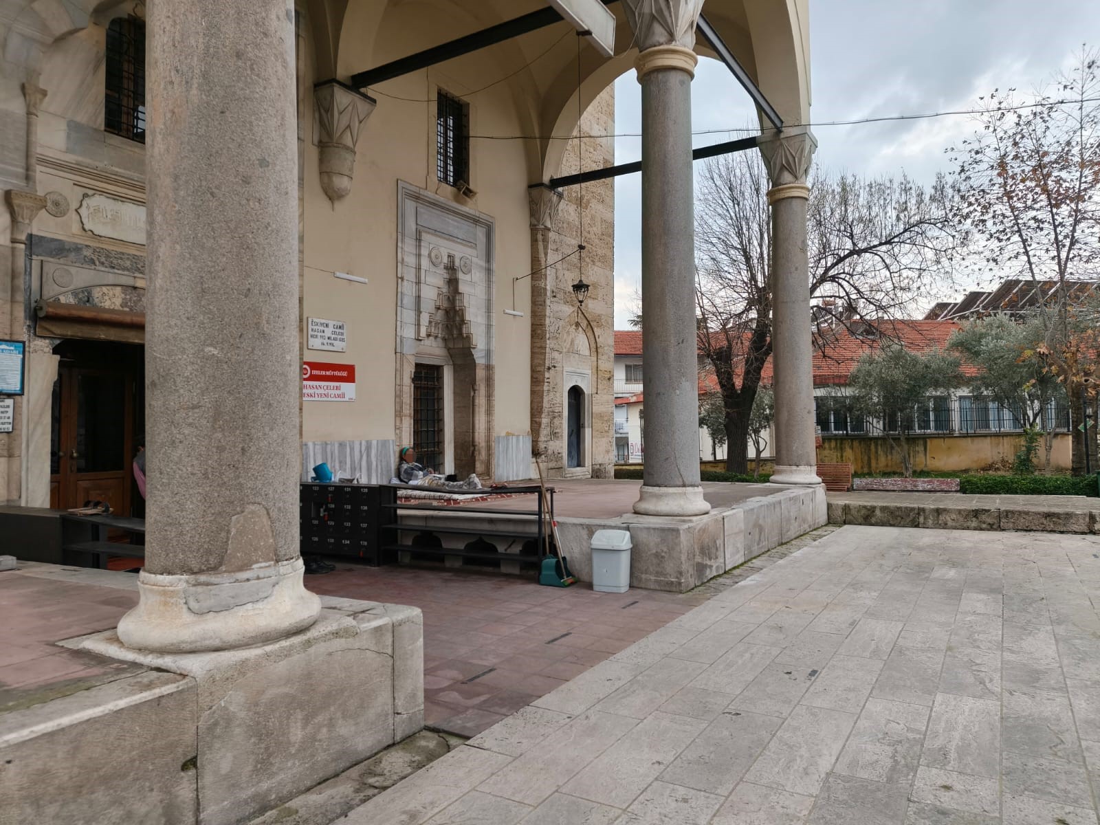 Cami bahçesini mesken tutan kadını otelde kalmaya kimse ikna edemiyor