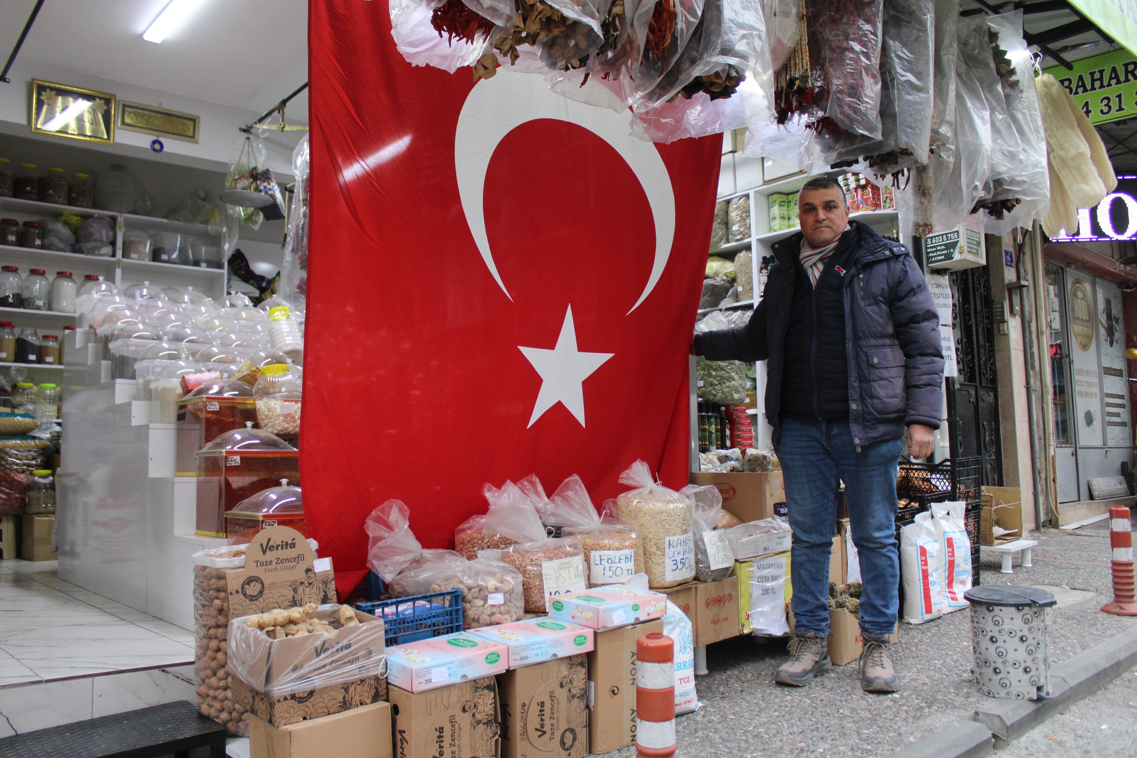 Aydınlı esnaftan '5 metrelik' bayrak tepkisi