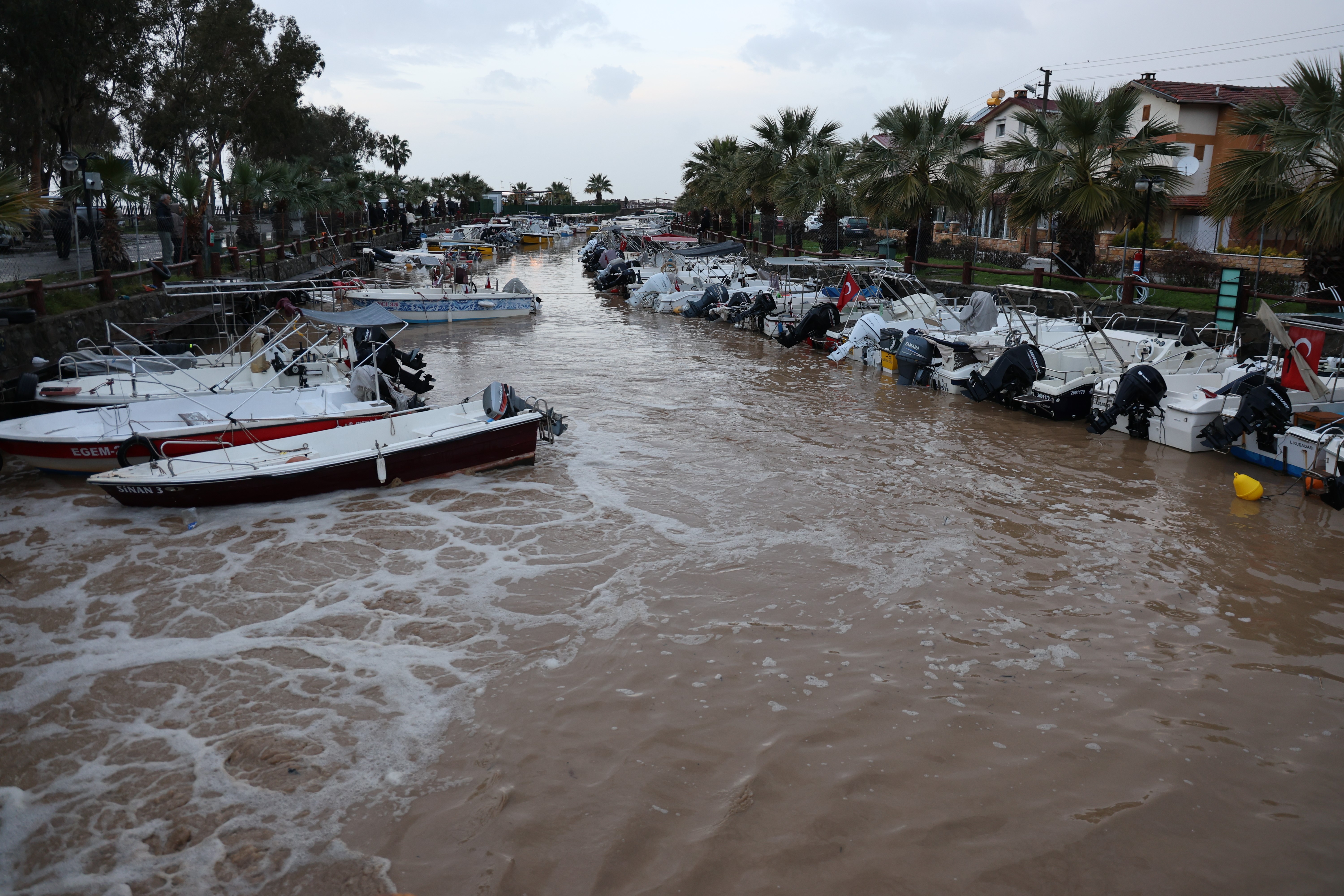Sağanak yağış tekneleri batırdı