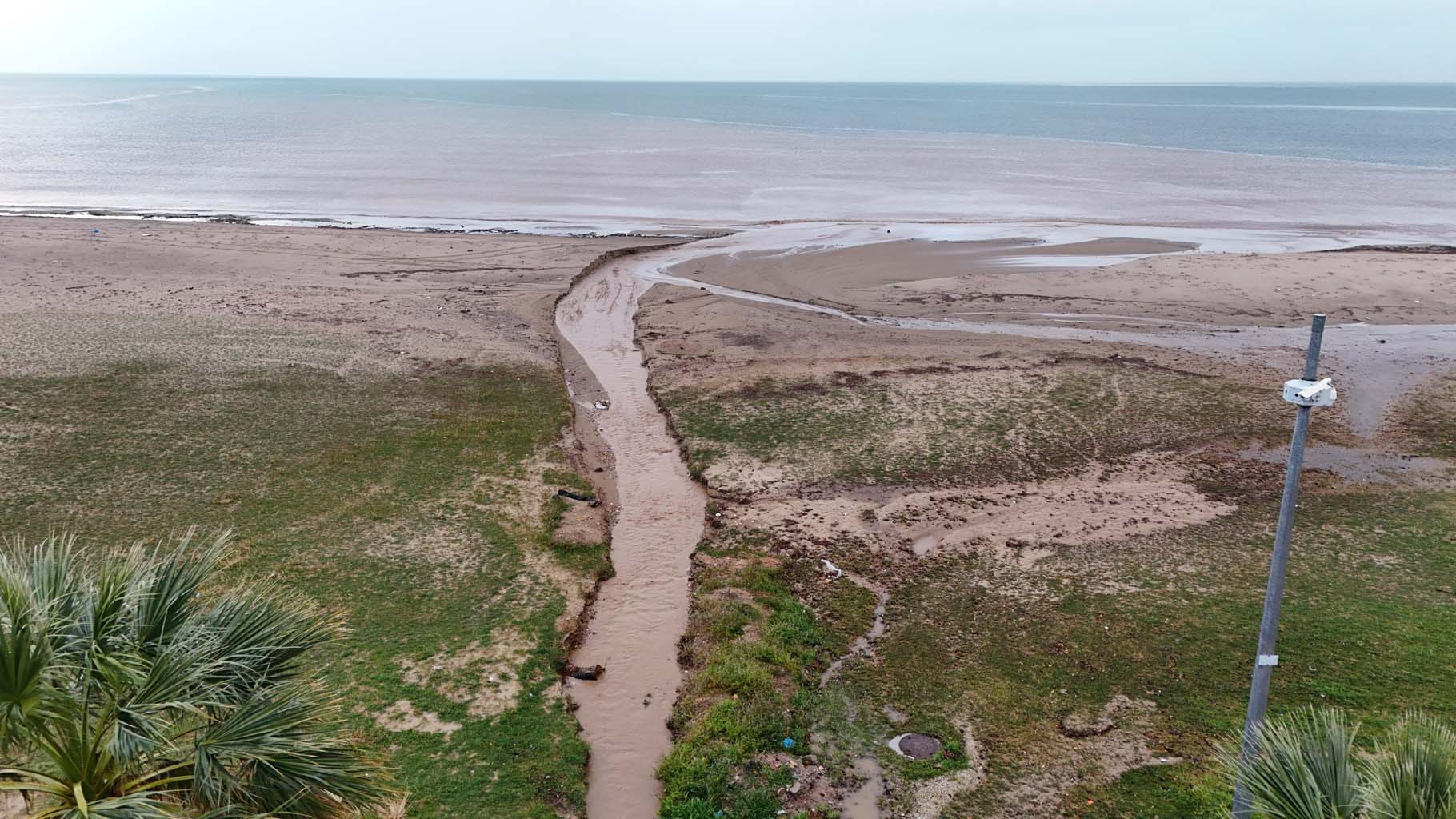 Sel suları denizin rengini değiştirdi