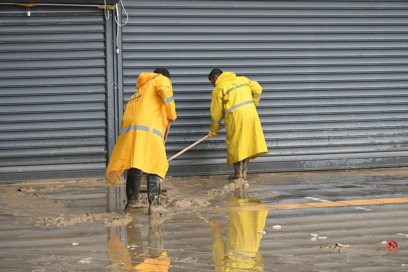 Kuşadası Belediyesi selin yaralarını sarmak için saha çalışmalarını sürdürüyor