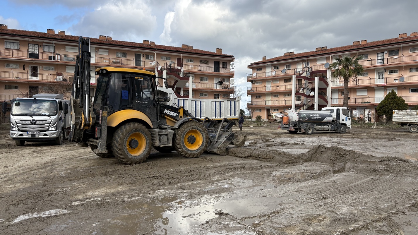 Kuşadası Belediyesi sağanak yağışın izlerini temizlemeye devam ediyor