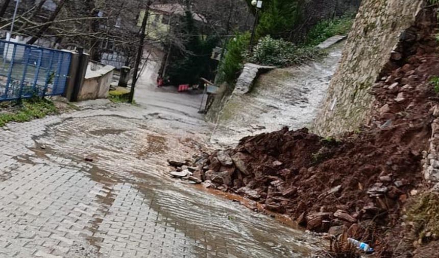 Yoğun yağış sonrası istinat duvarı çöktü
