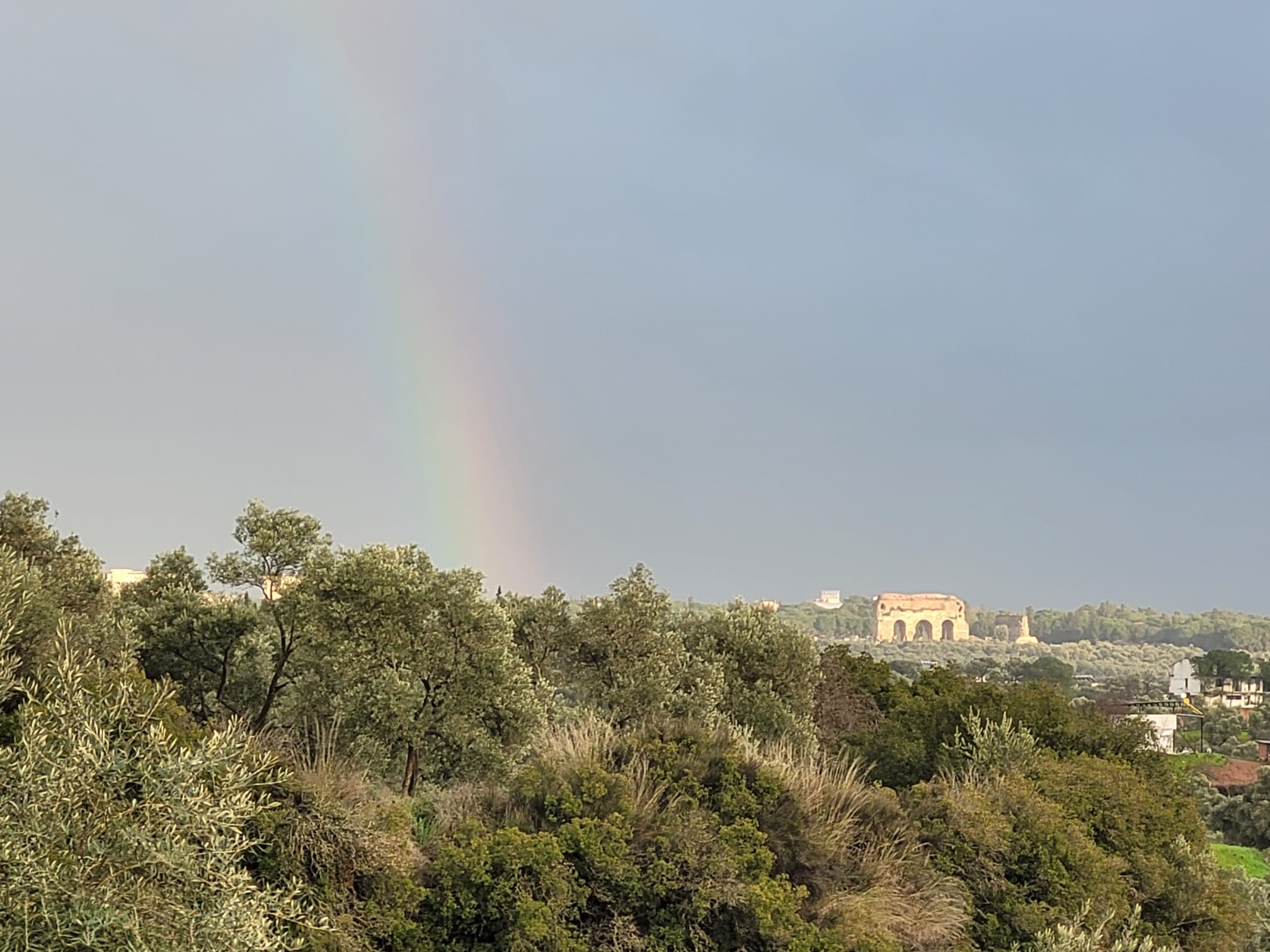 Tralleis’ten kente uzanan gök kuşağı kartpostallık görüntüler oluşturdu