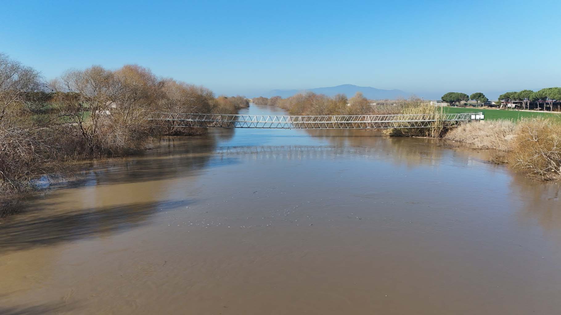 Menderes taştı, yüzlerce dönüm sular altında kaldı