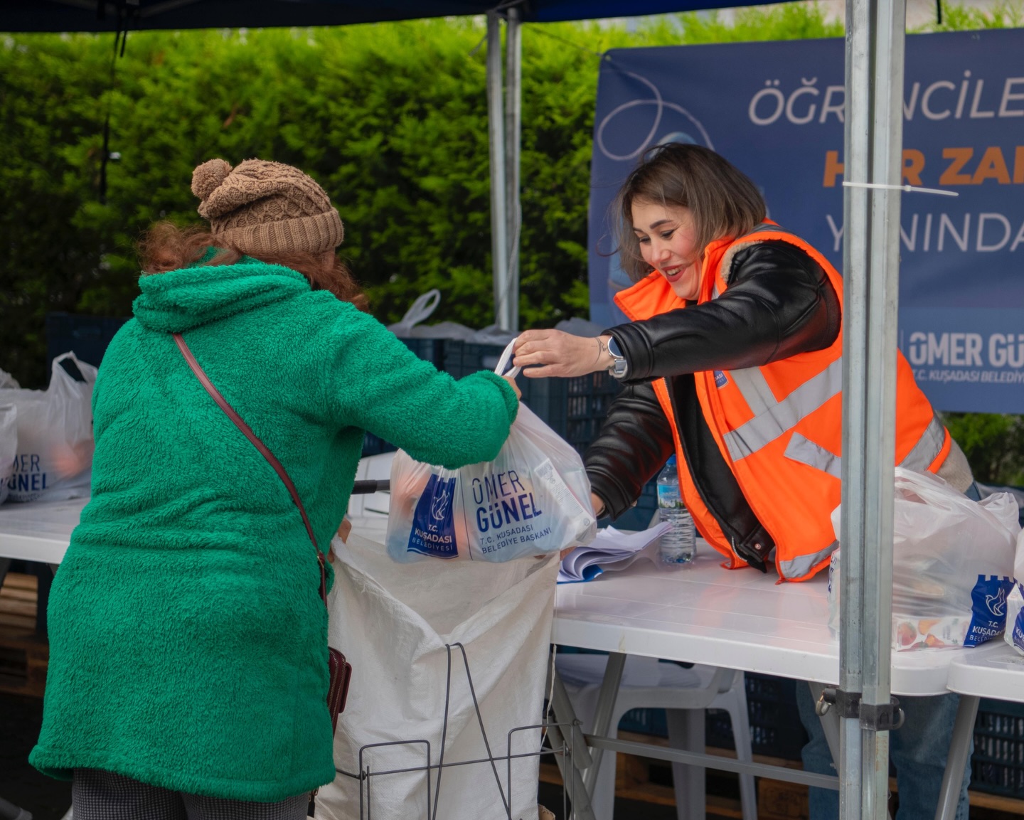 Kuşadası’nda öğrencilere ikinci dönemin ilk beslenme çantaları ulaştırıldı