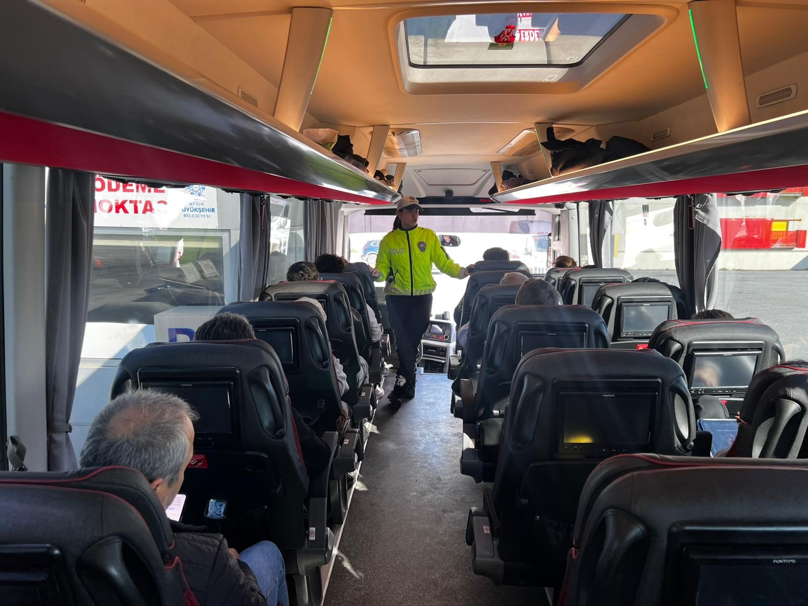 Aydın'da polis ekiplerinden terminalde hayati uyarı