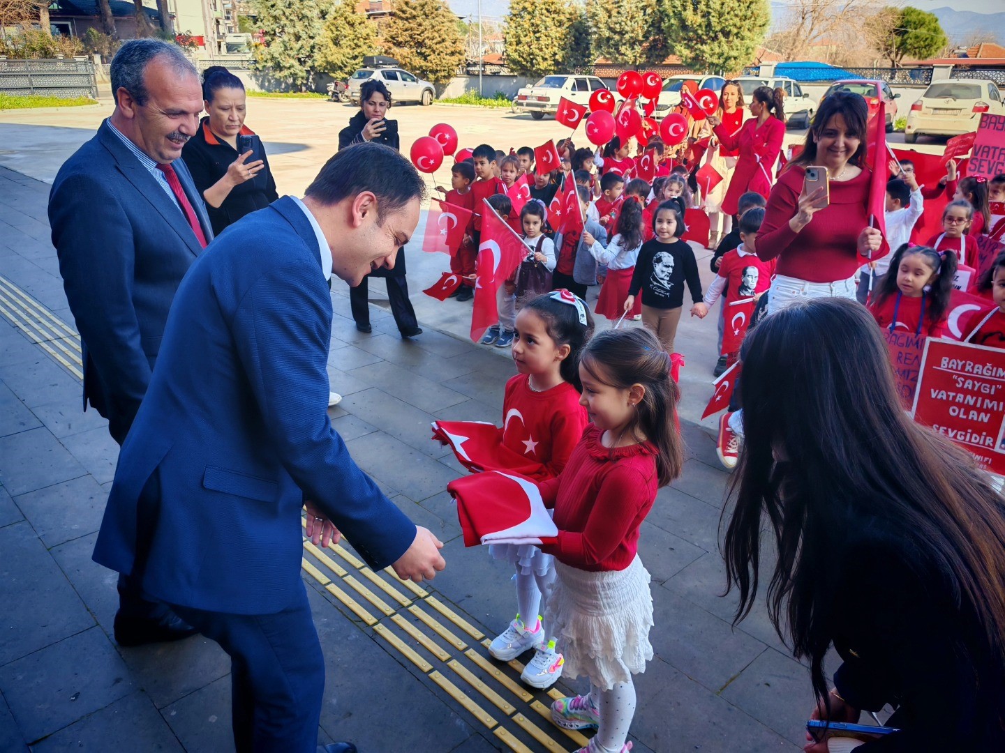 Miniklerden bayrağa saygı