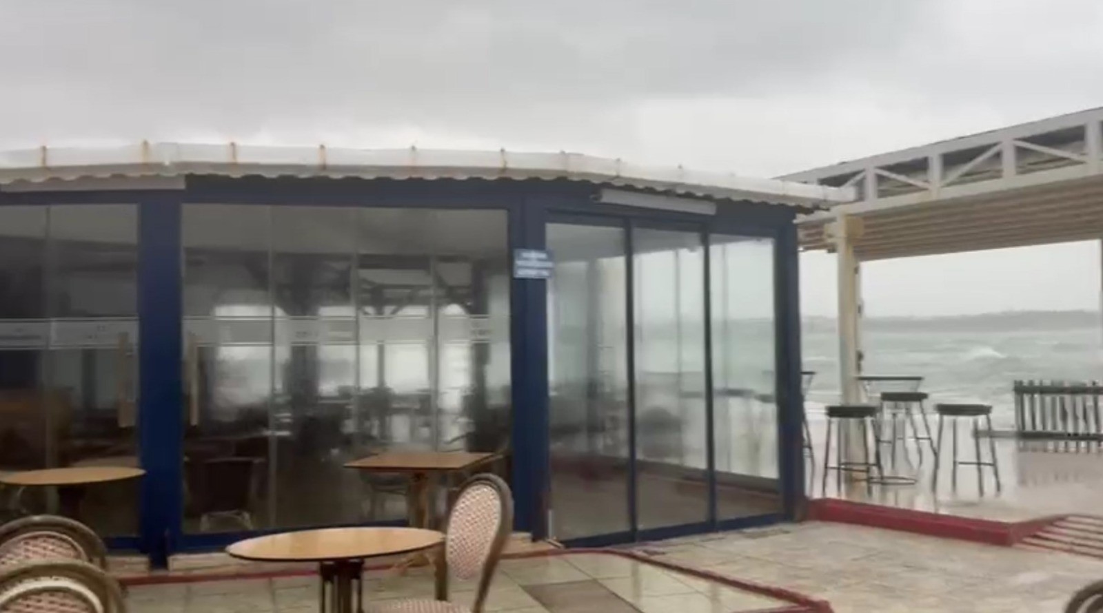 Fırtına etkili oldu: Deniz taştı, kafeyi su bastı