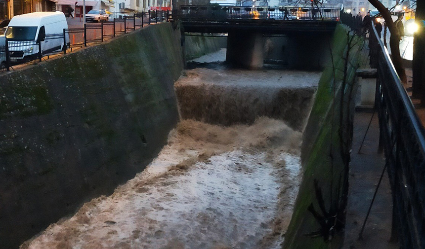Tabakhane Deresi yağışla birlikte coştu