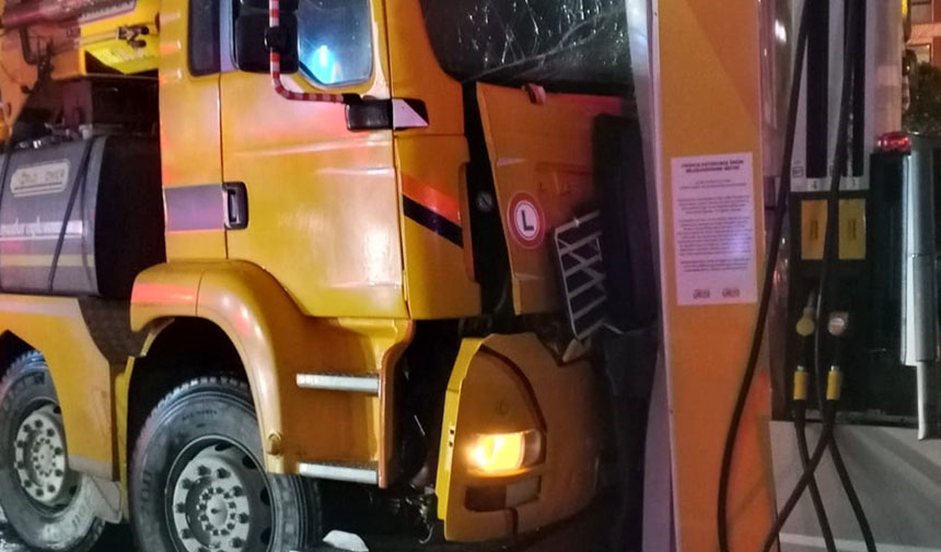 Aydın’da vinç akaryakıt istasyonuna daldı