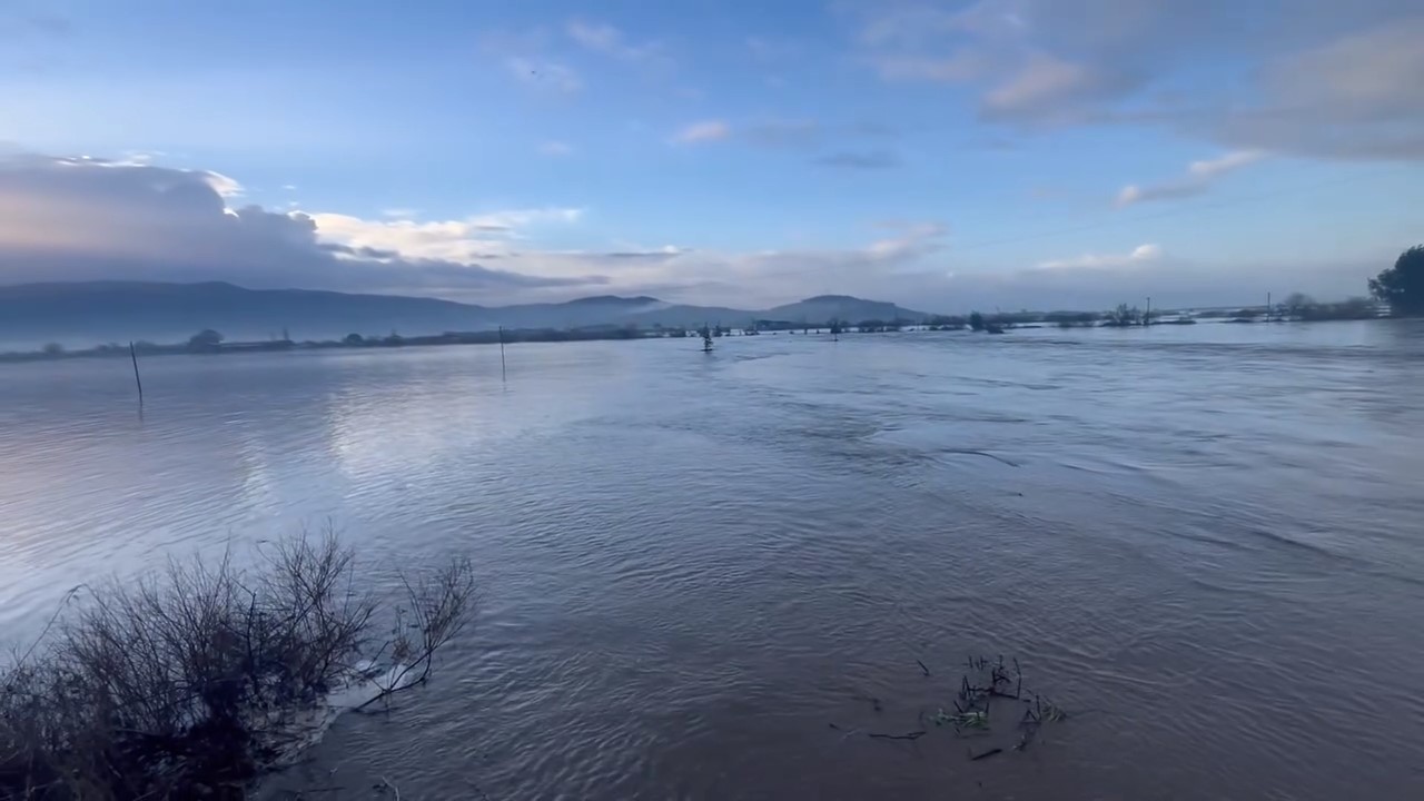Sarıçay taştı, Bağarası'nda tarım arazileri sular altında