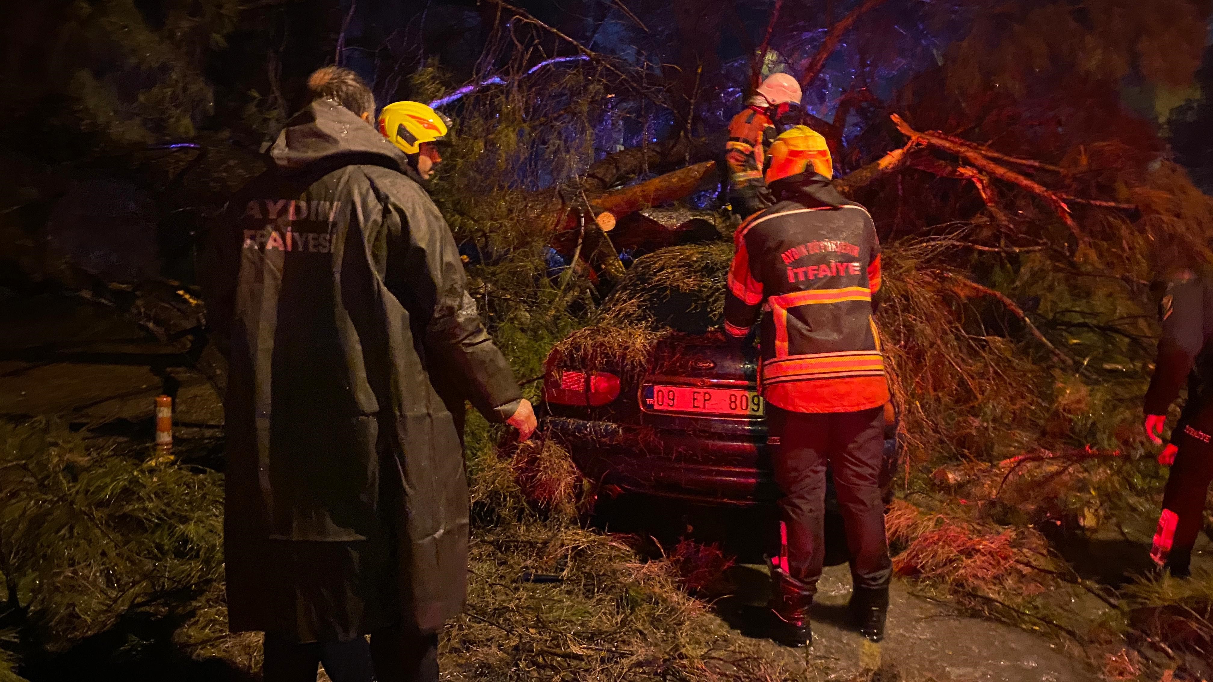 Önce duvarı yıktı sonra otomobilin üzerine devrildi: 2 yaralı