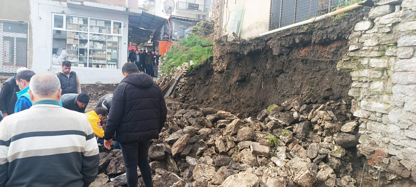 Bozdoğan’da ağaç devrildi, duvar çöktü: 2 yaralı