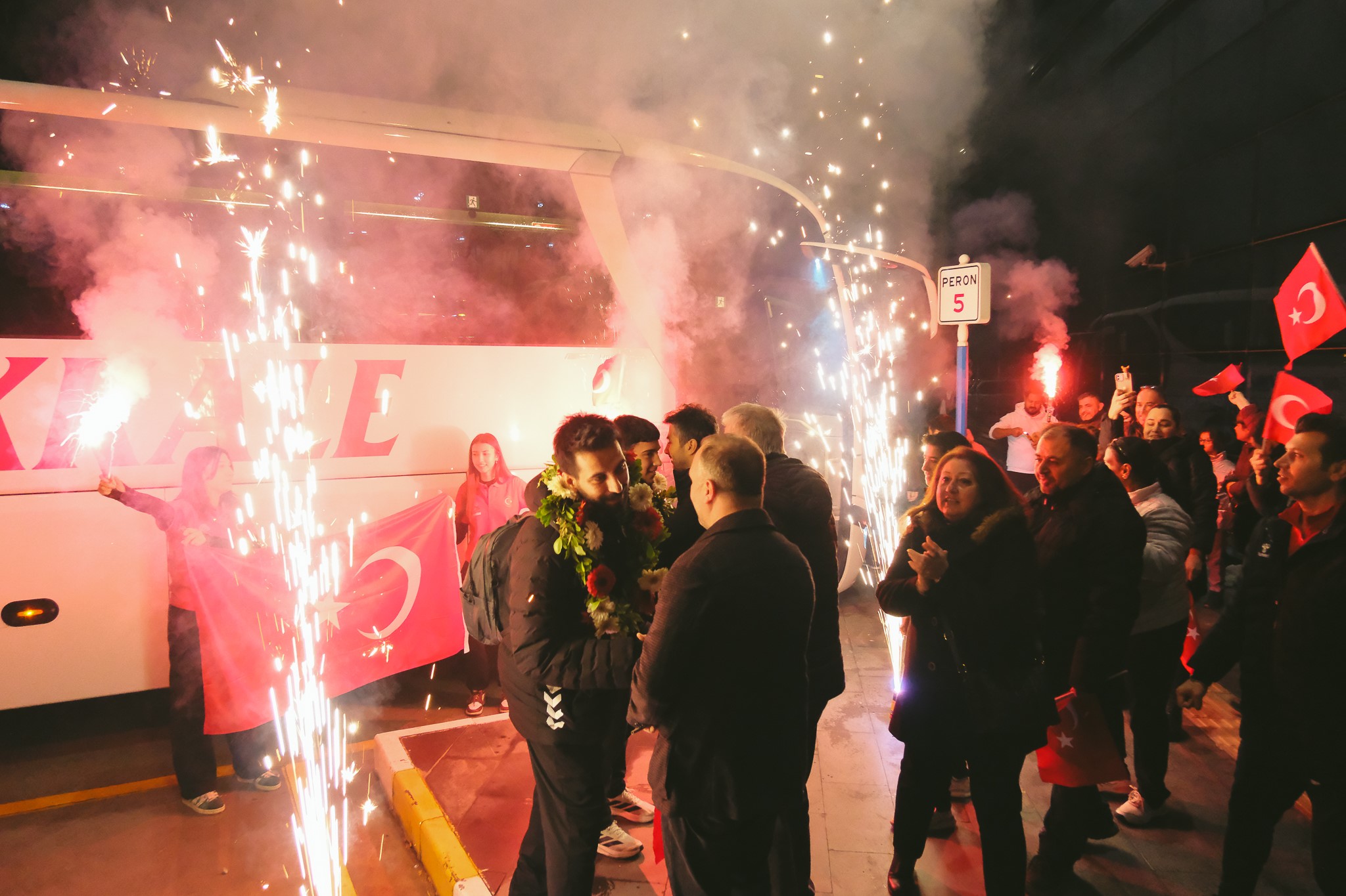Çifte madalya kazandı, memleketinde coşkuyla karşılandı