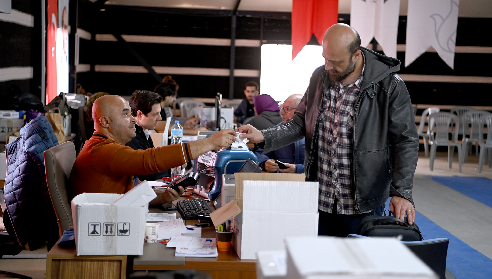 Kuşadası Belediyesi’nin yörük hizmet çadırında tüm işlemler kolaylıkla yapılıyor