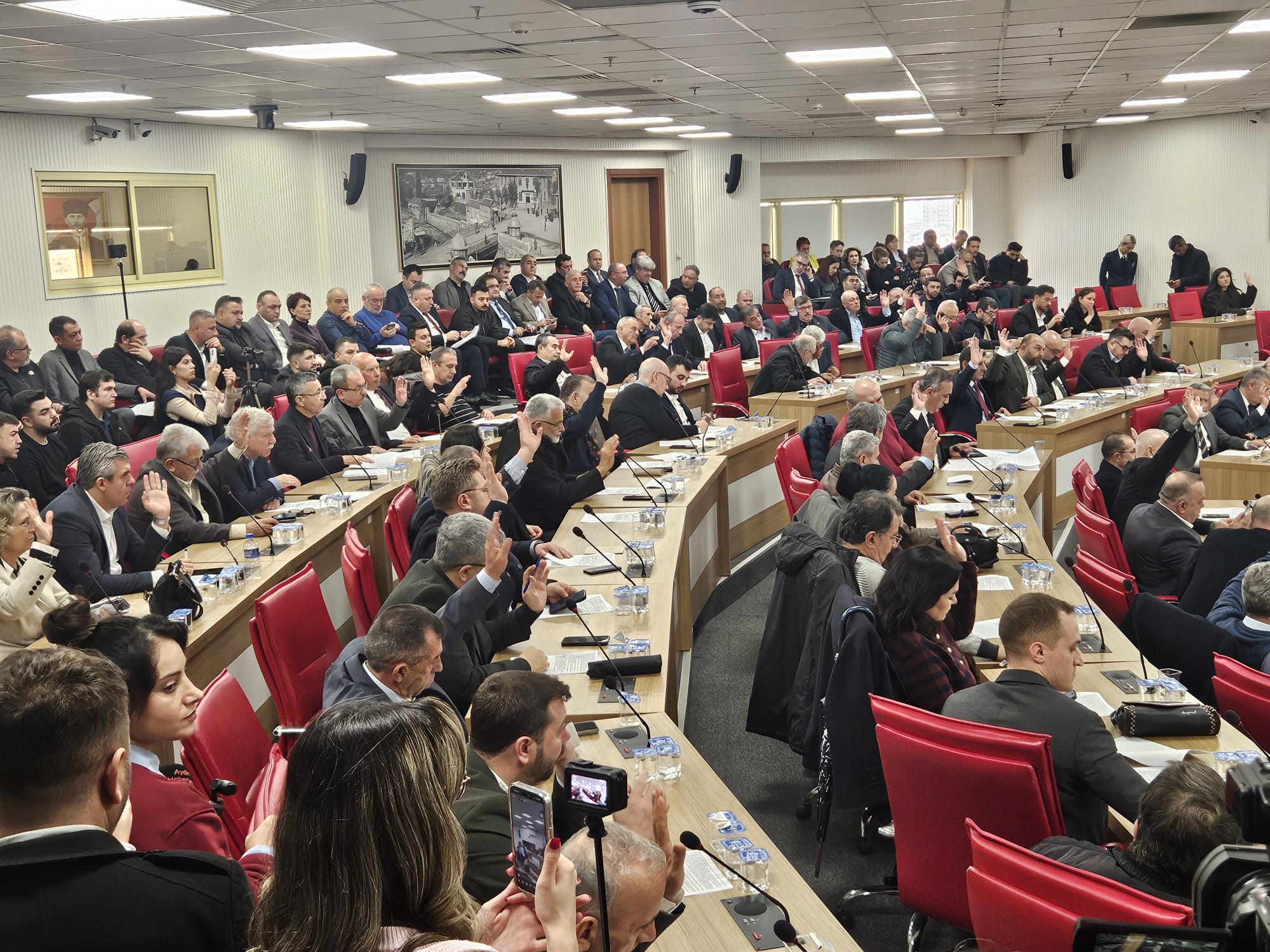 CHP borçlanmaya “dur” dedi: Büyükşehir Meclisi’nde 1,5 milyar TL’lik yetki tartışması