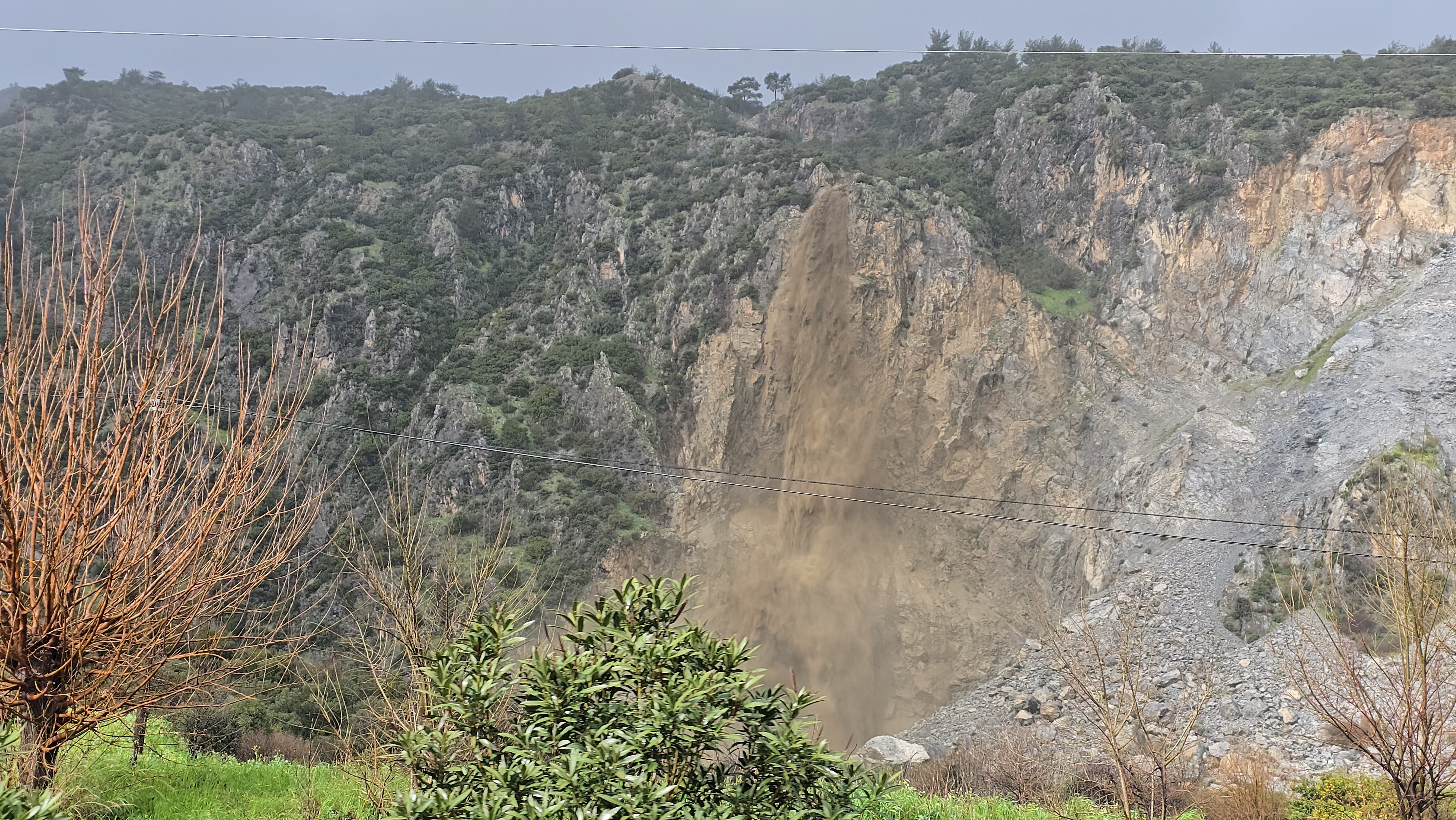 Dağdan akan sular adeta şelaleye döndü