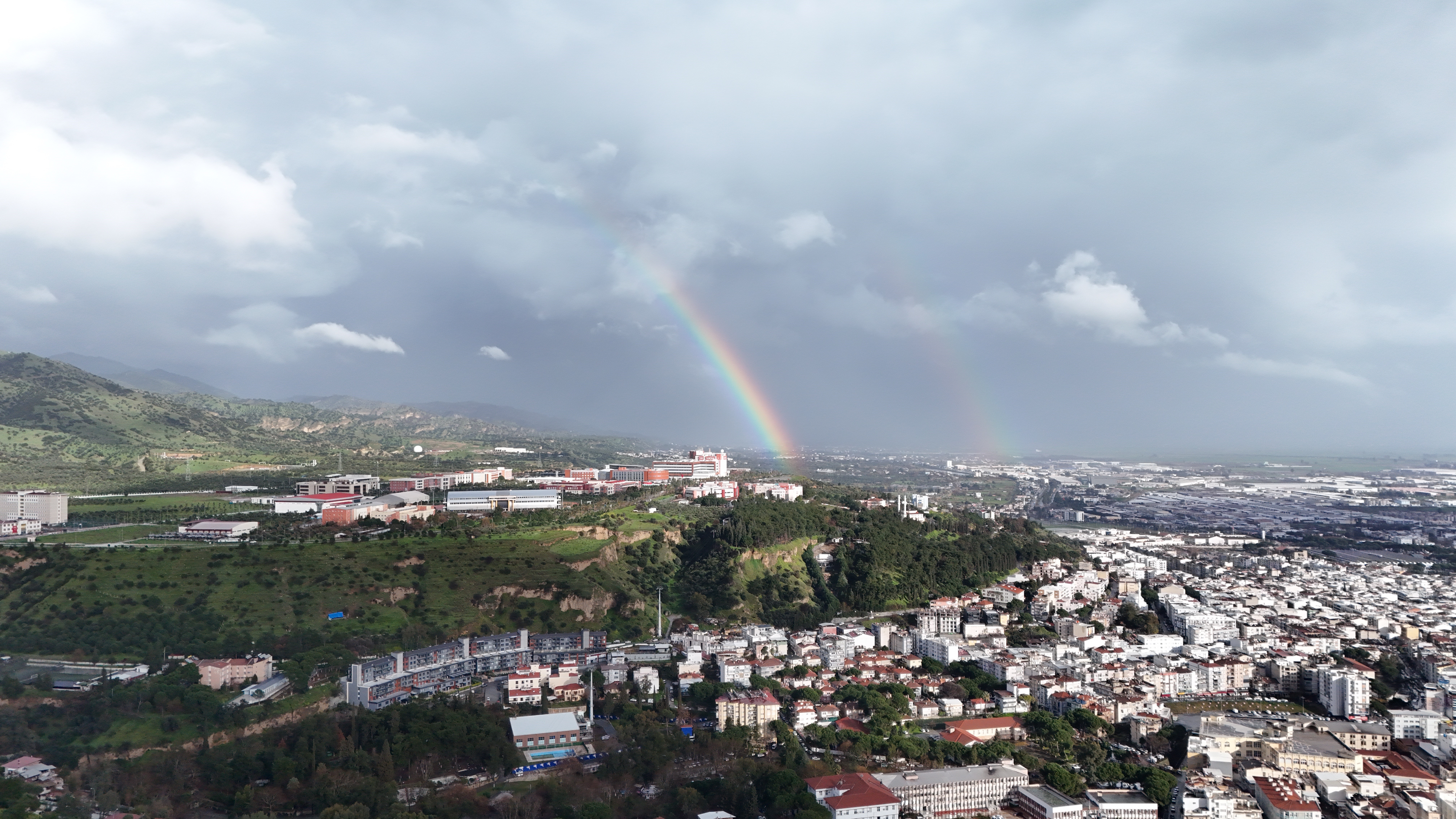 Sağanak sonrası gökkuşağı Aydın'ı sardı