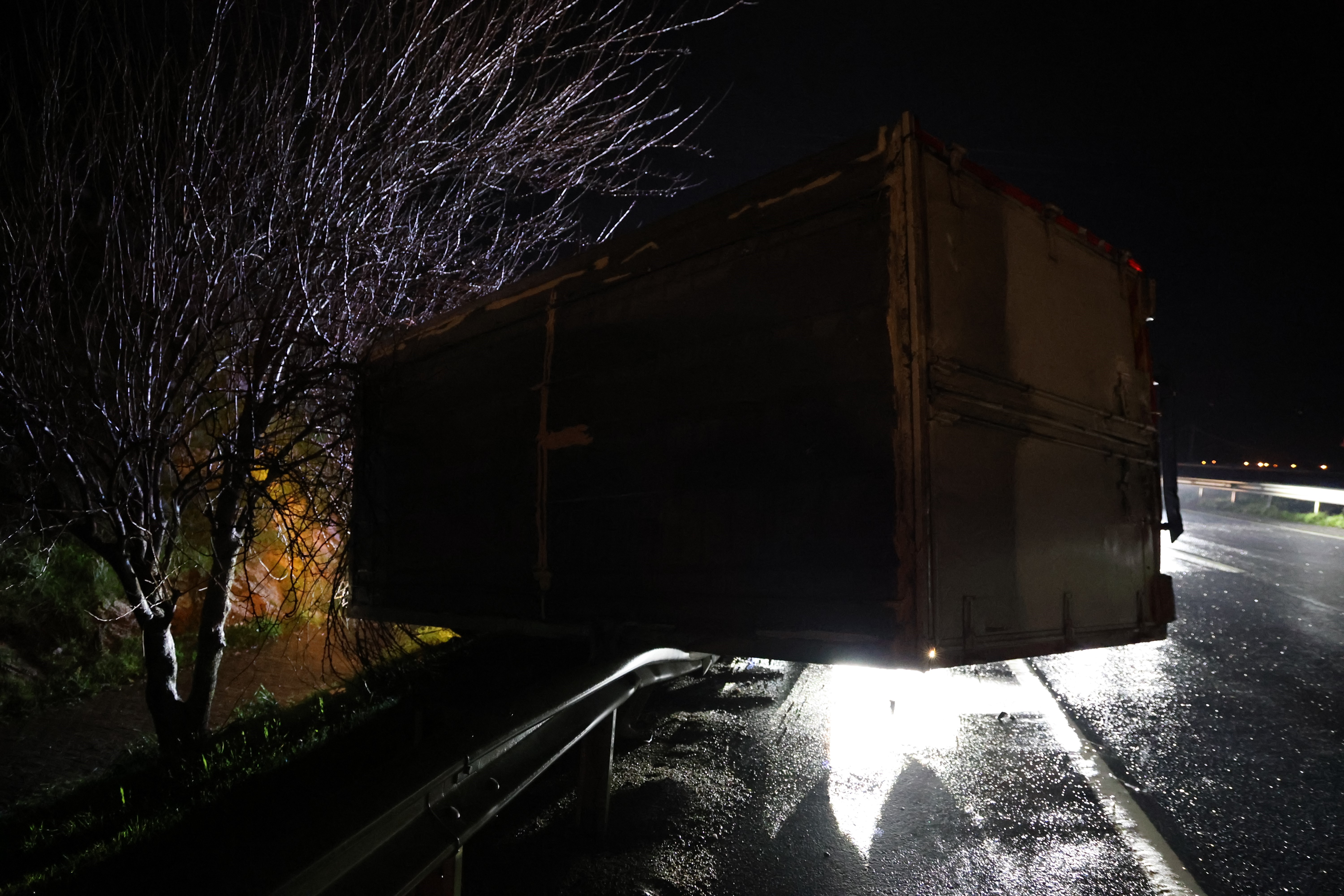 Kamyon bariyerlerde askıda kaldı, sürücü hafif yaralandı