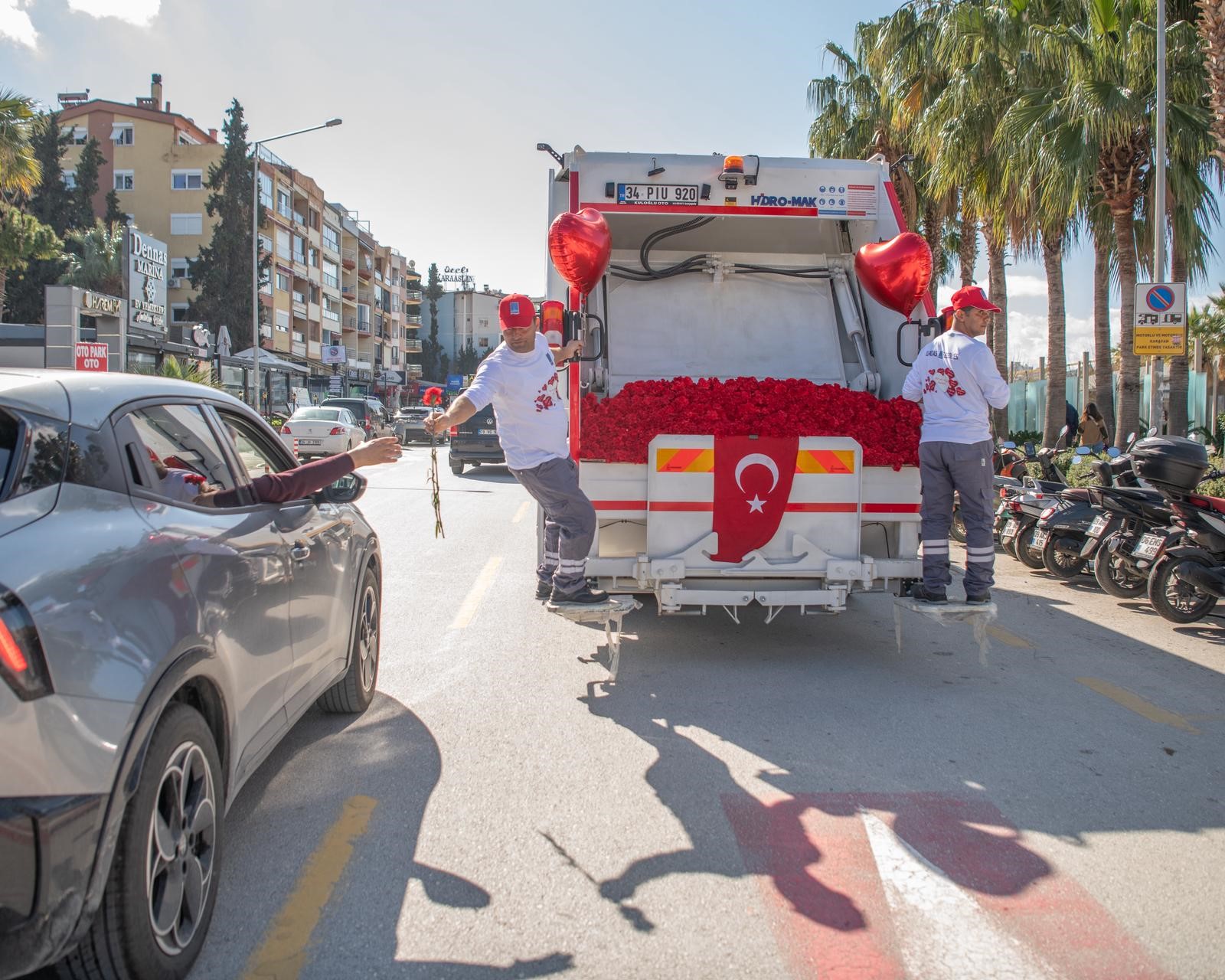 Kuşadası'nda çöp kamyonu sevgi dağıttı