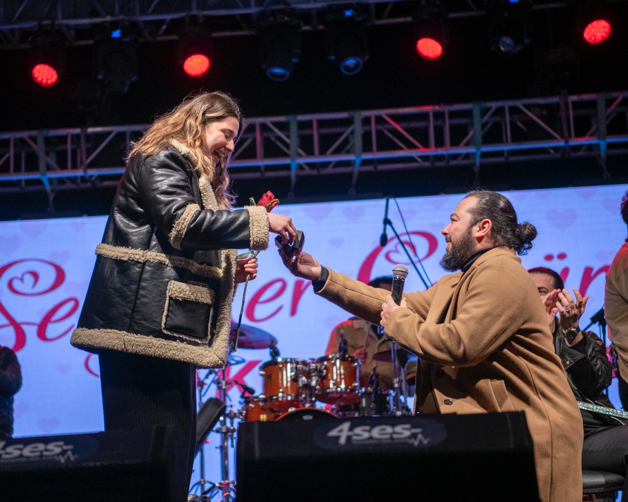 Kuşadası’nda Sevgililer Günü evlenme teklifiyle taçlandı