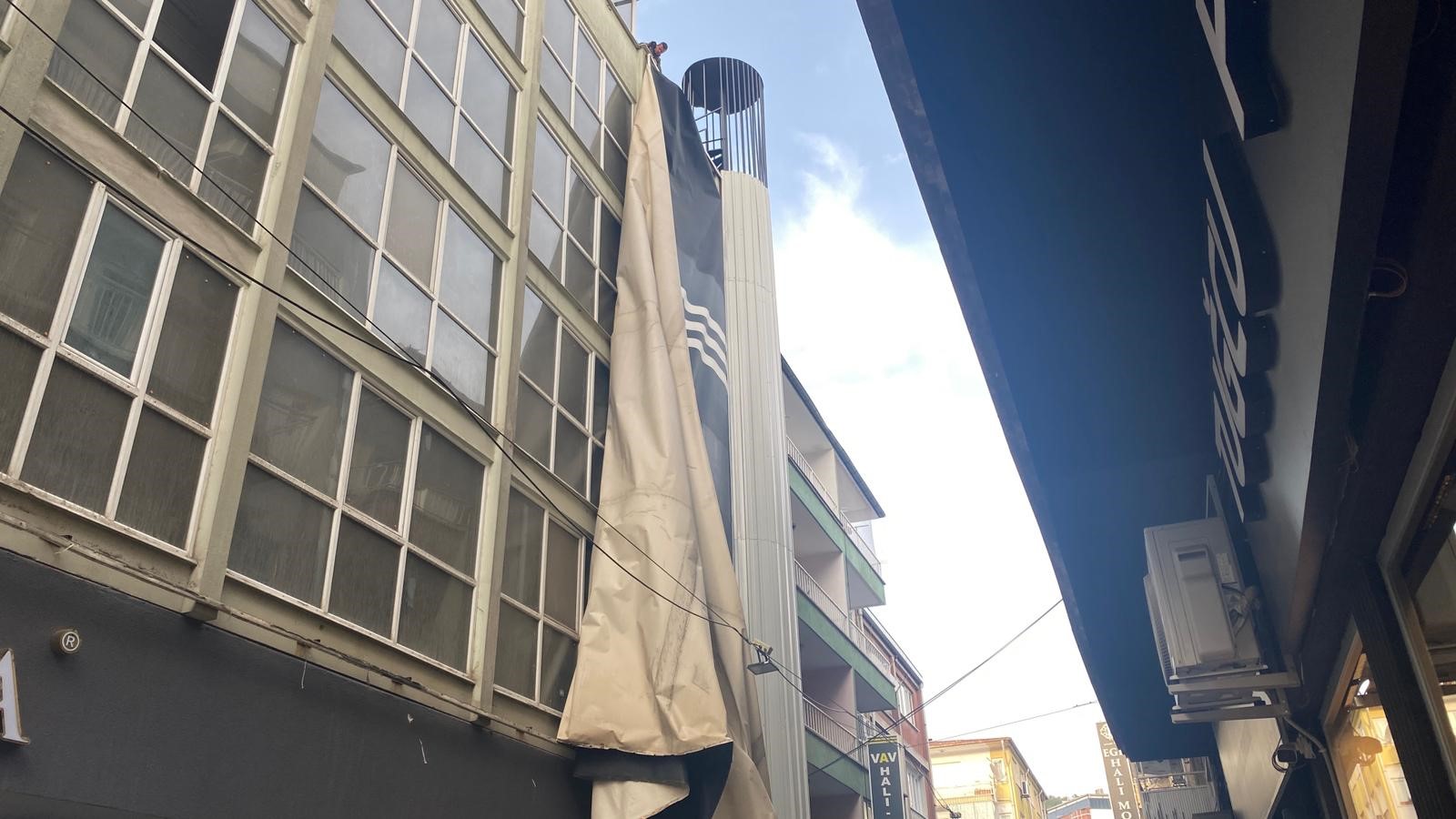 Şiddetli rüzgar tabelaları kopardı, iş yerlerinde hasar oluştu