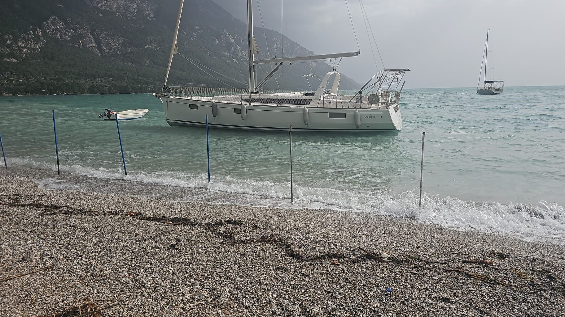 Şiddetli fırtına ve sağanak hayatı olumsuz etkiledi